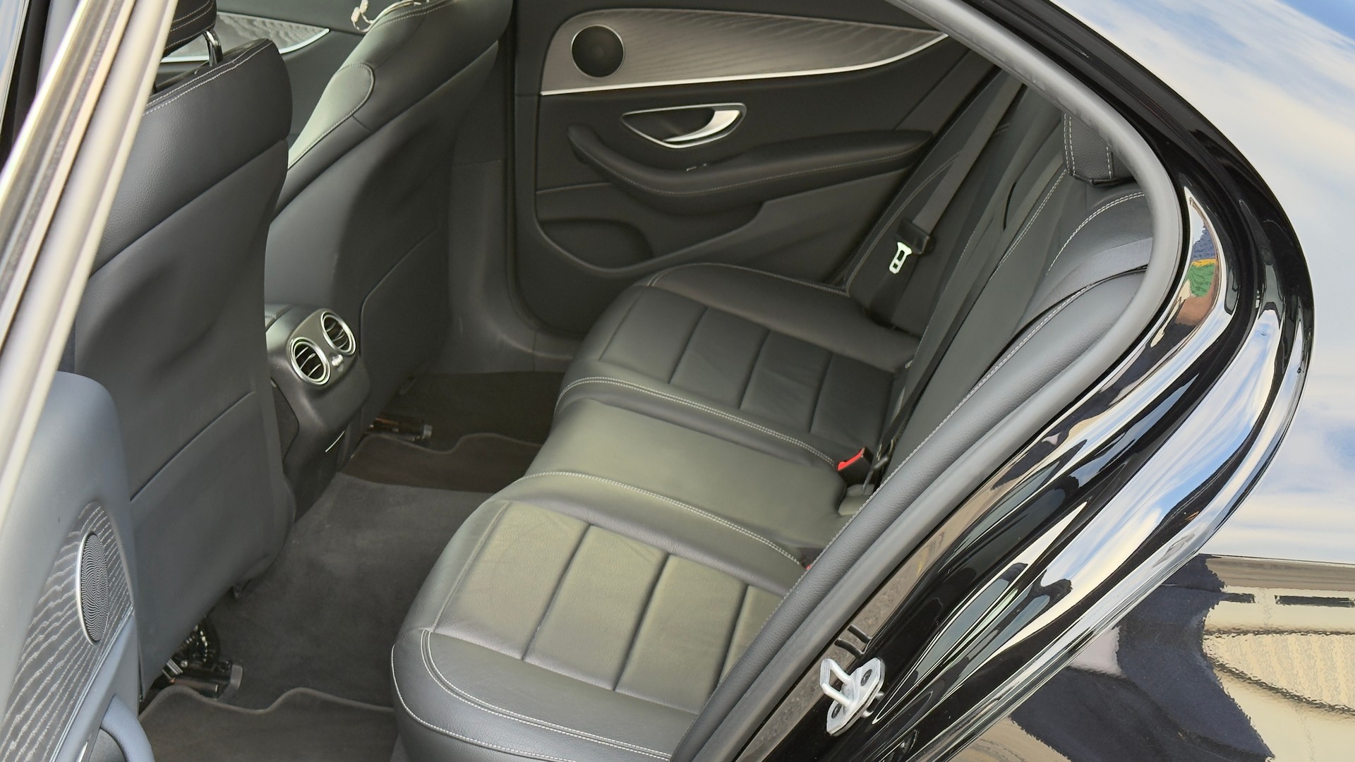 MERCEDES-BENZ E 200 4Matic Avantgarde 9G-Tronic-image-8