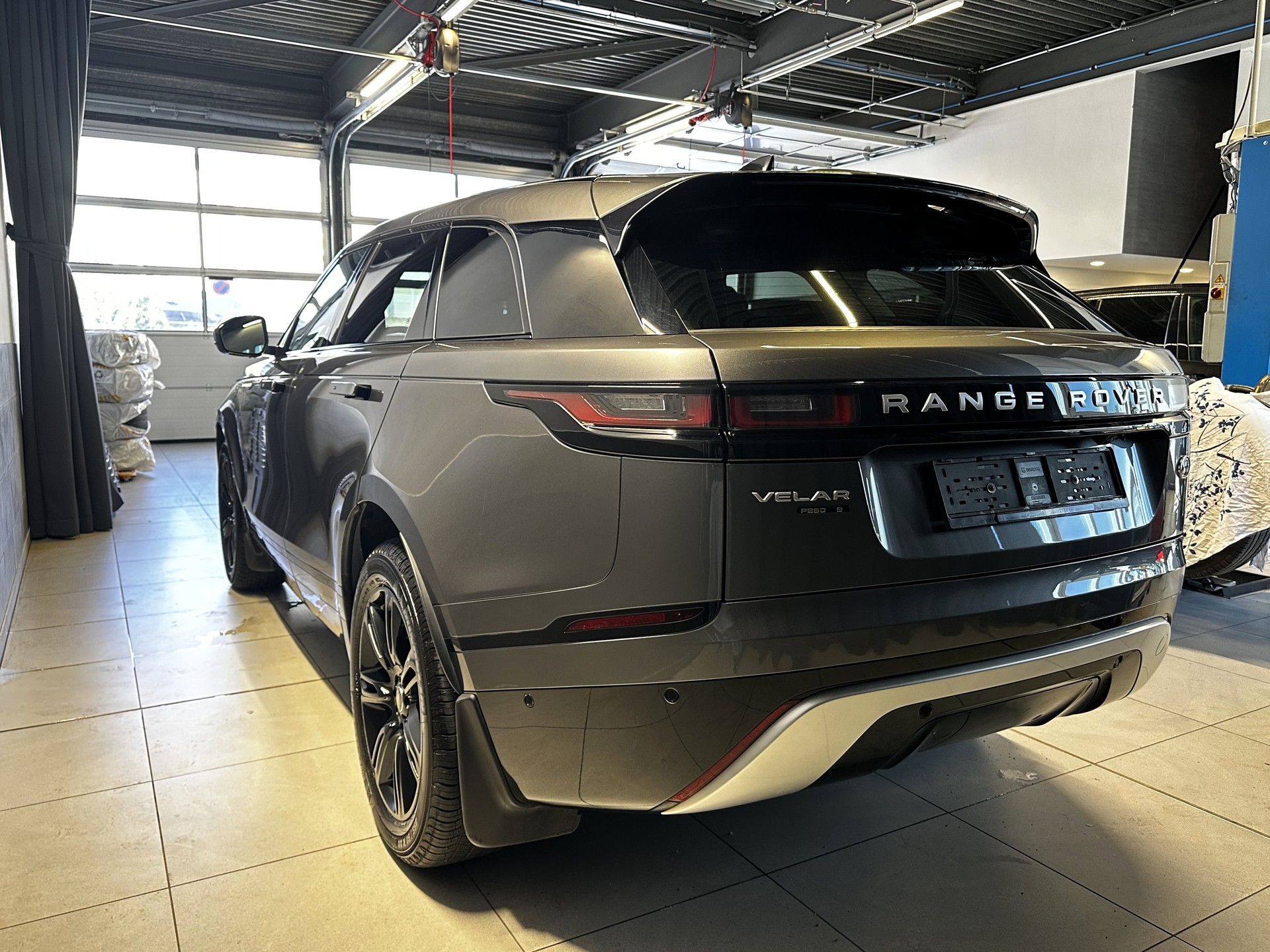 LAND ROVER Range Rover Velar P 250 Automatic-showroom-element-3