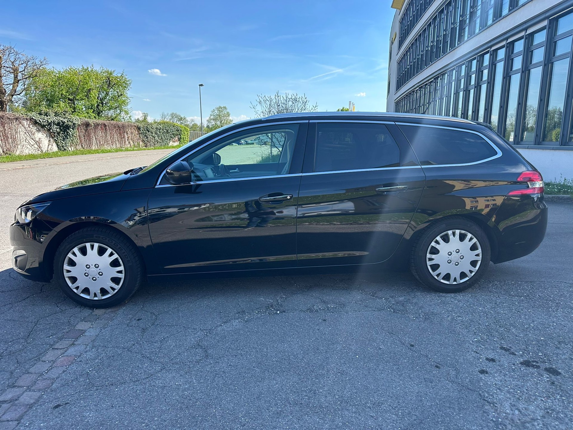 PEUGEOT 308 SW 1.2 THP Féline Automatic-image-3