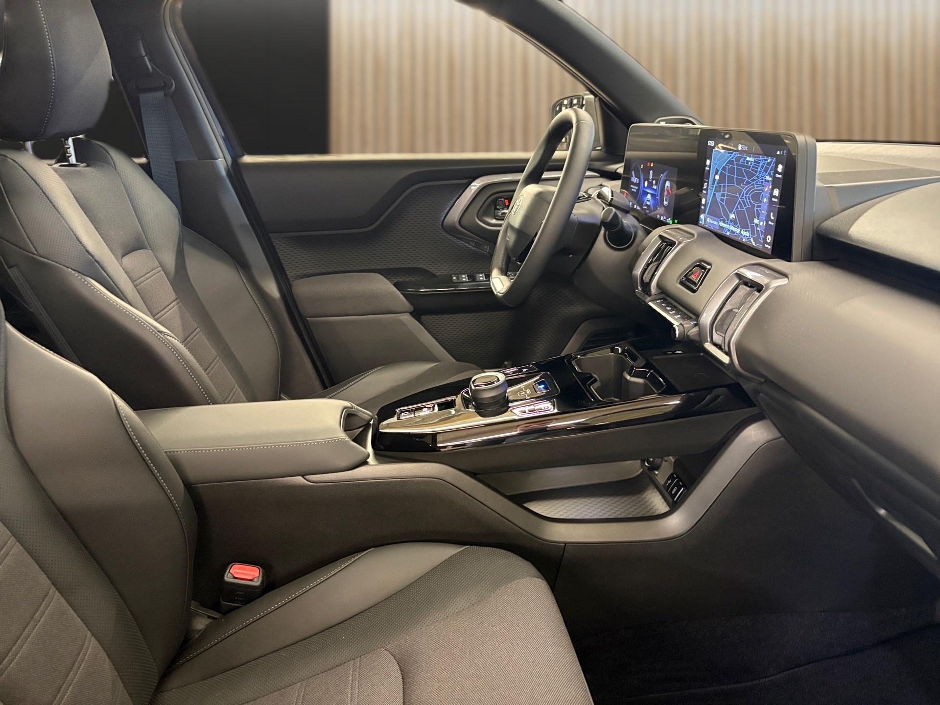 TOYOTA Urban Cruiser 61 kWh Premium AWD-image-14