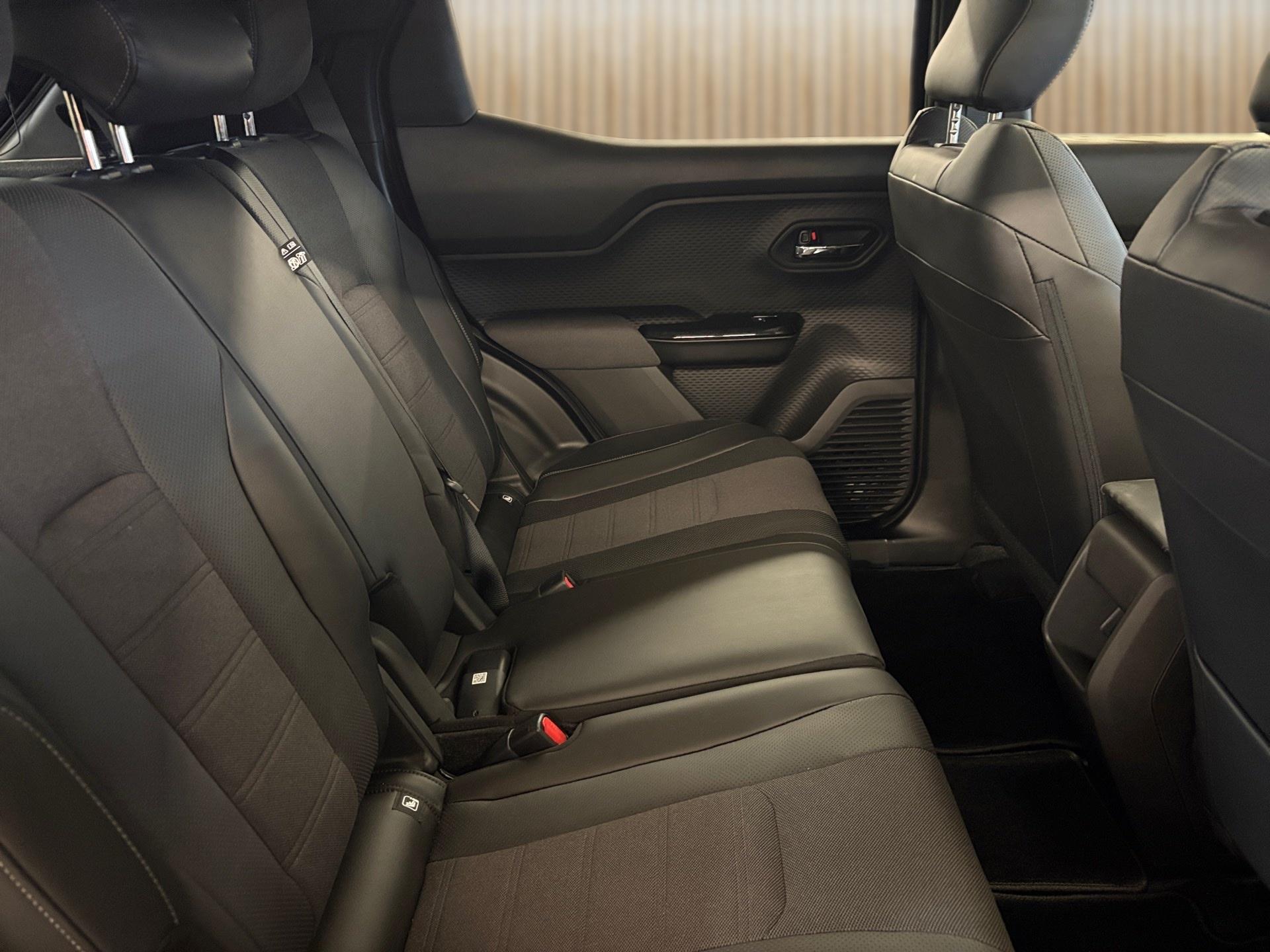 TOYOTA Urban Cruiser 61 kWh Premium AWD-image-13