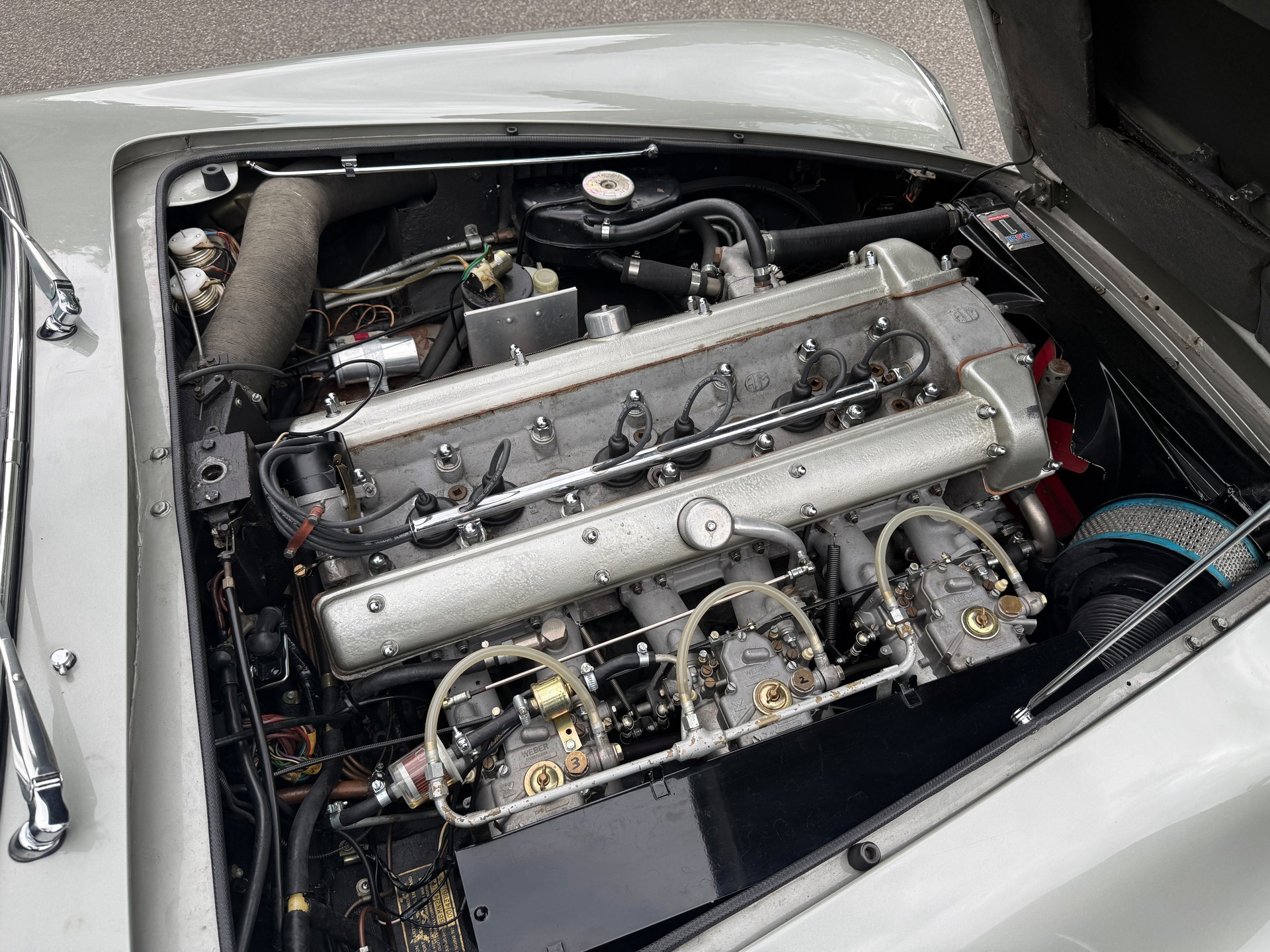 ASTON MARTIN DB6 Vantage-image-15