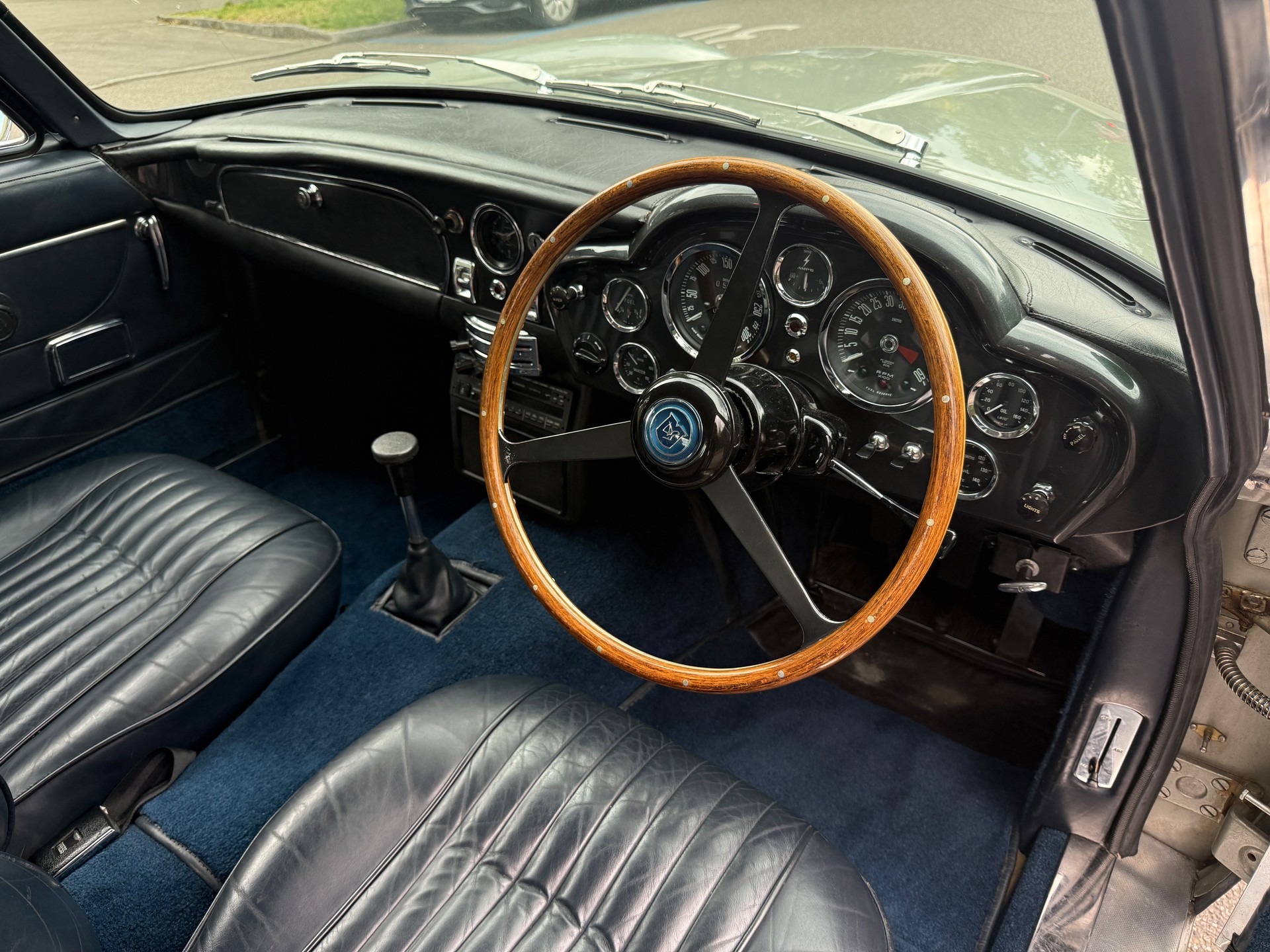 ASTON MARTIN DB6 Vantage-showroom-element-3