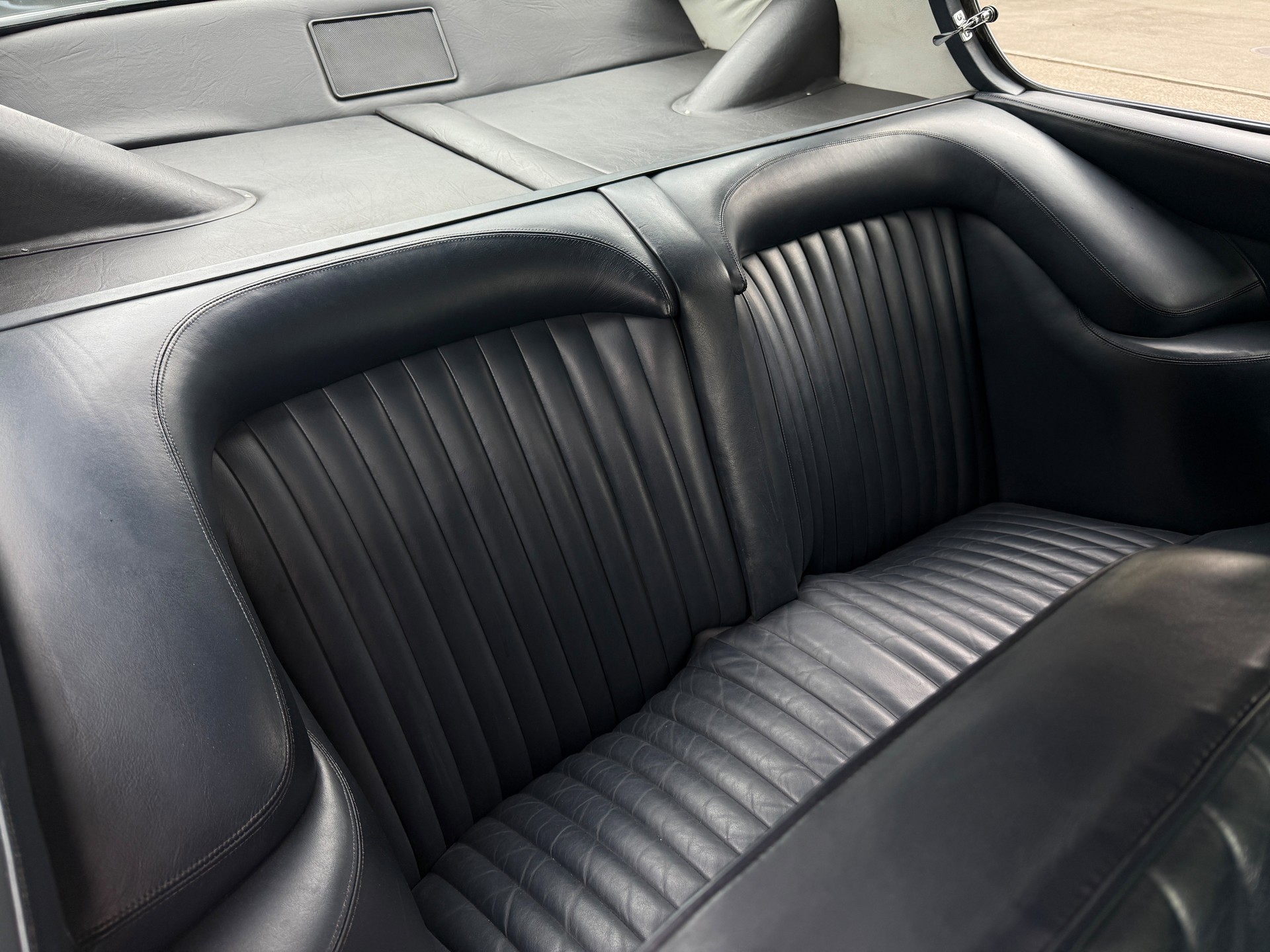 ASTON MARTIN DB6 Vantage-image-9