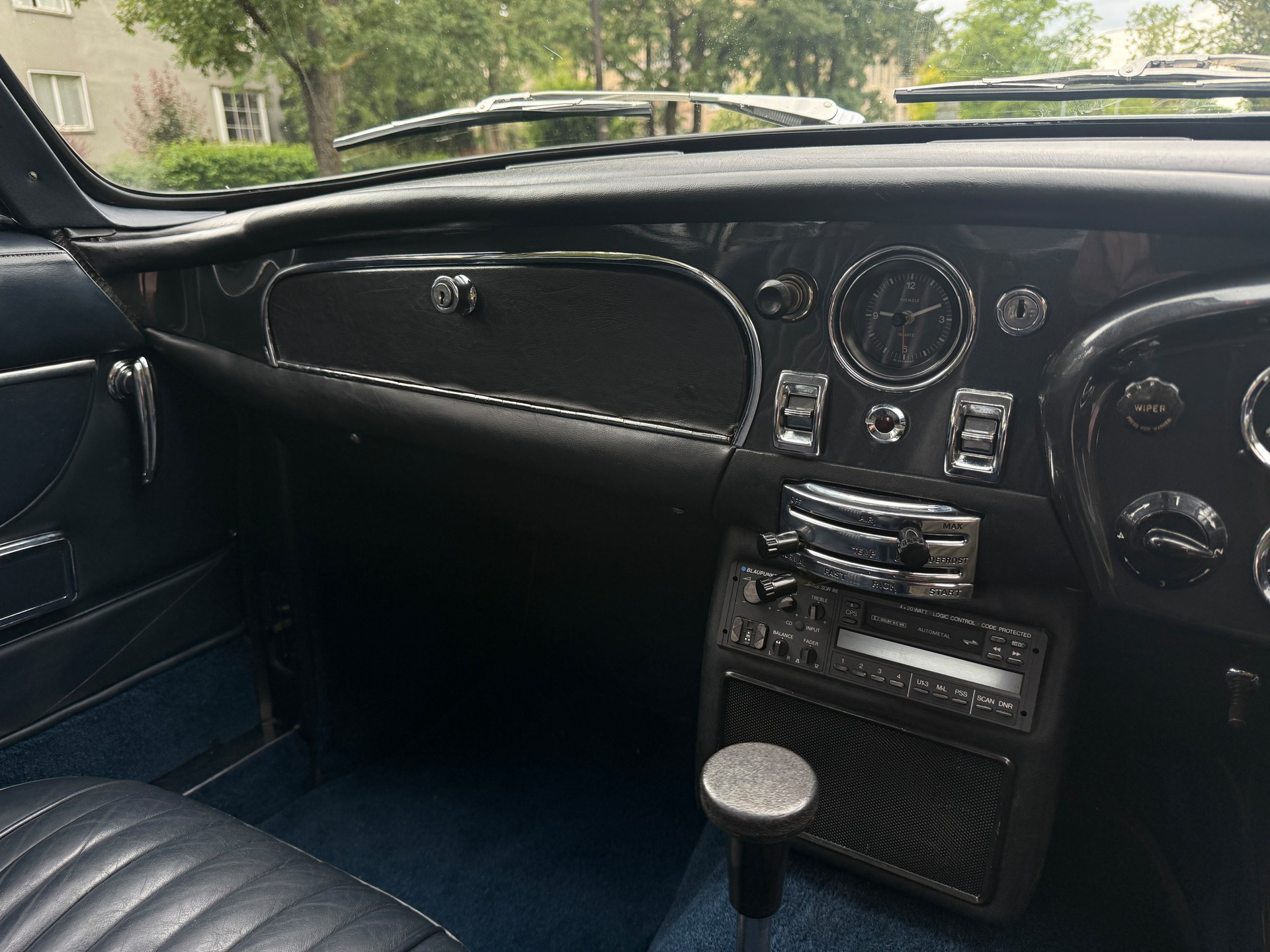 ASTON MARTIN DB6 Vantage-image-8