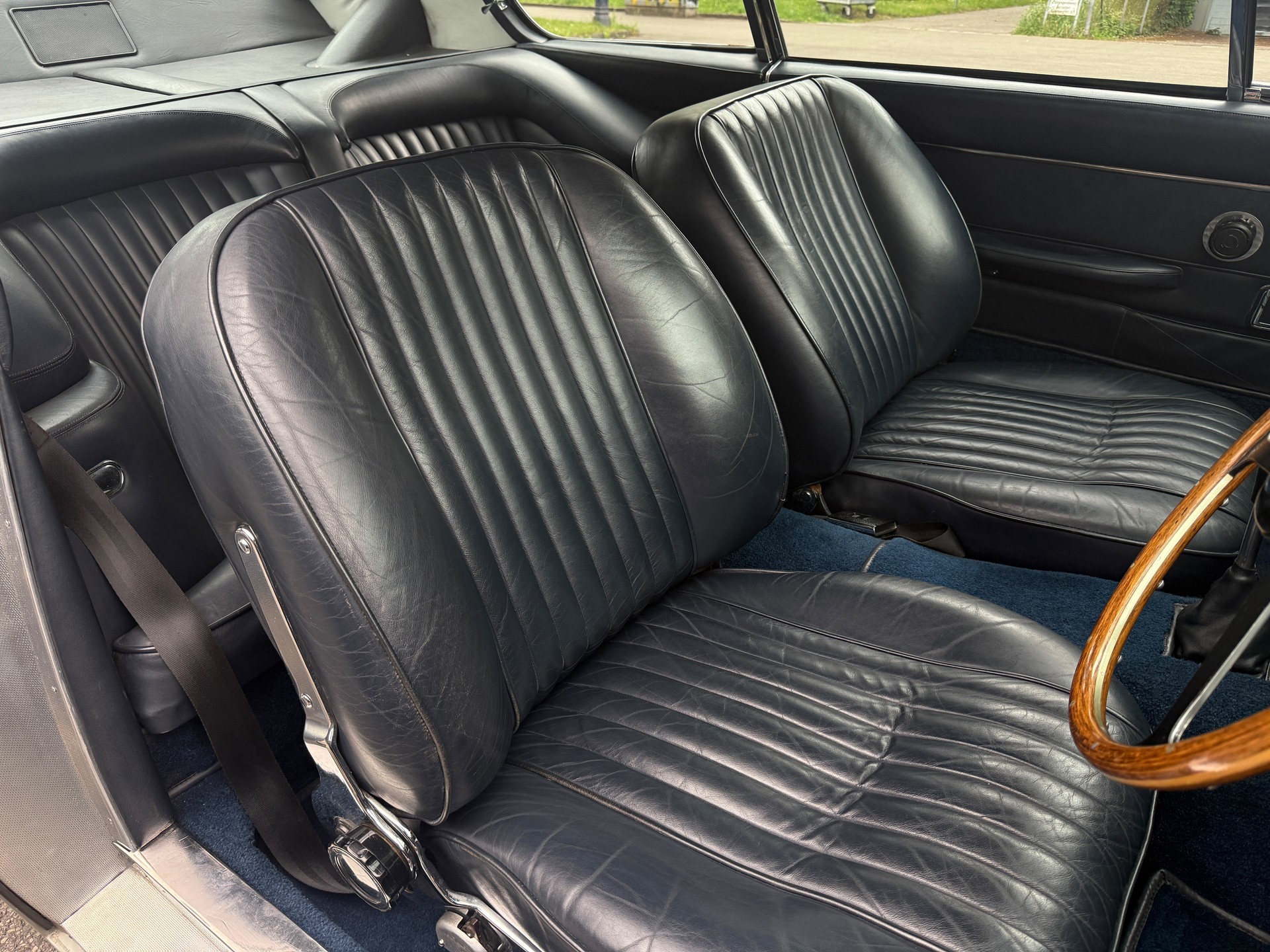 ASTON MARTIN DB6 Vantage-image-7