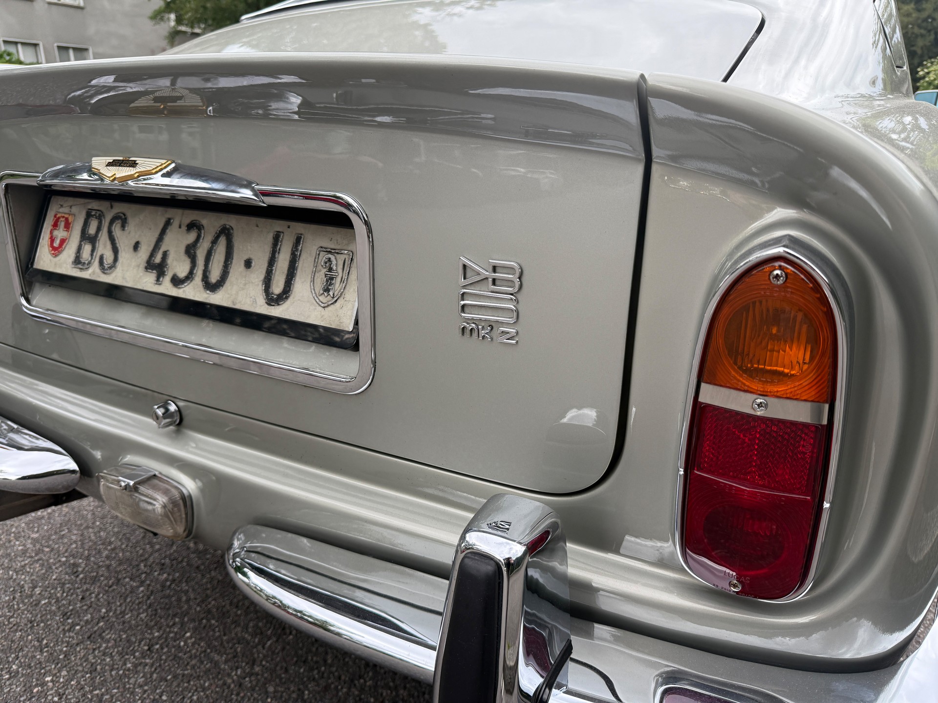 ASTON MARTIN DB6 Vantage-image-11