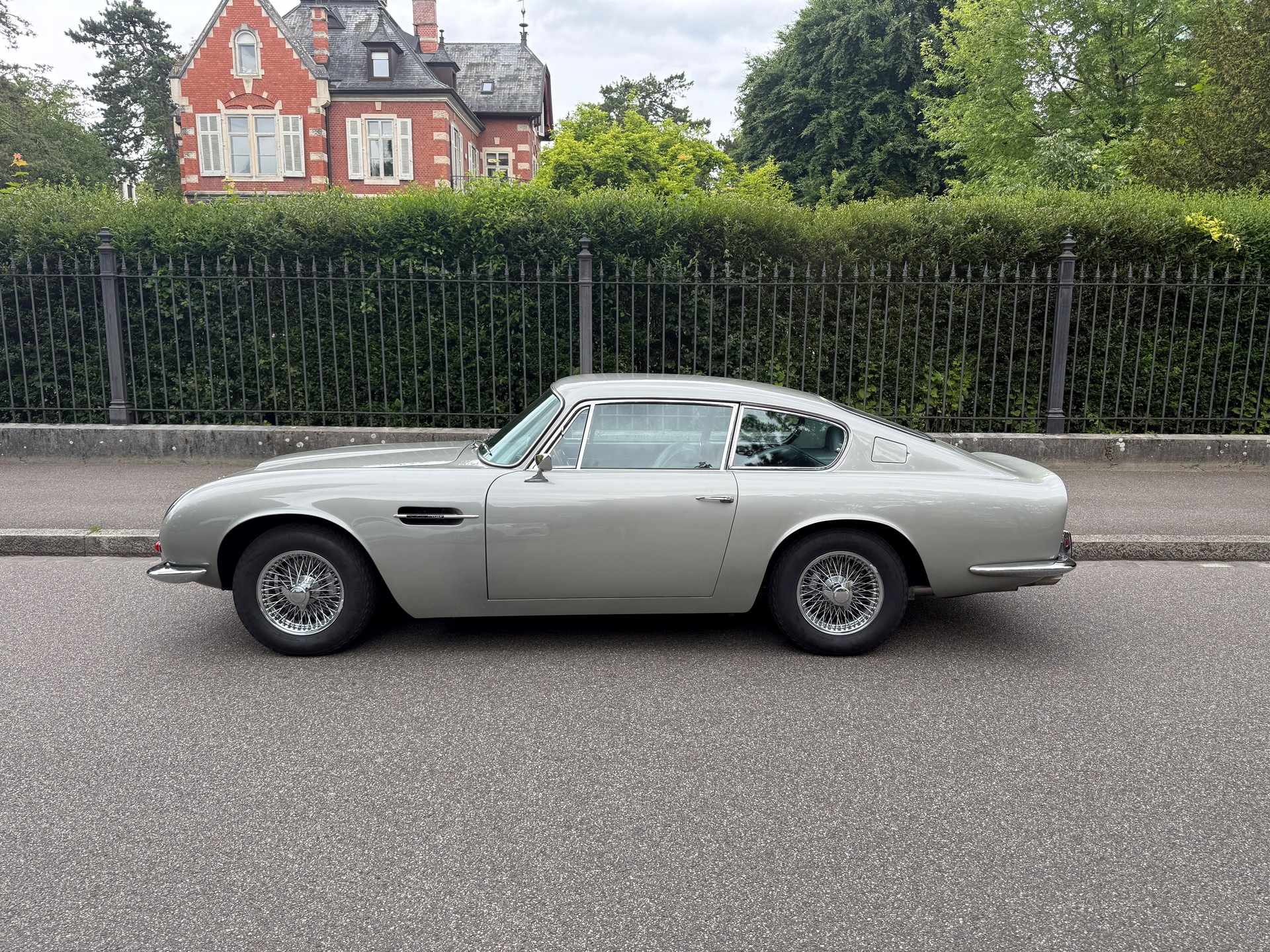 ASTON MARTIN DB6 Vantage-showroom-element-2