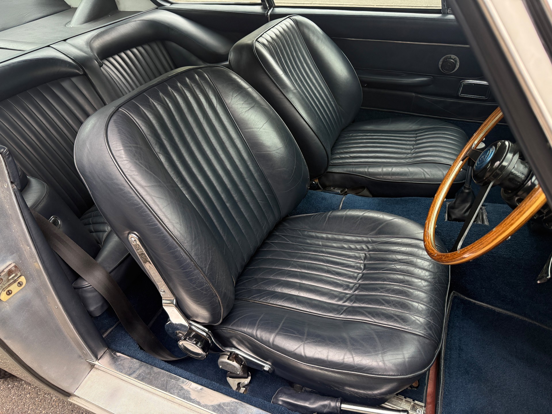 ASTON MARTIN DB6 Vantage-image-4