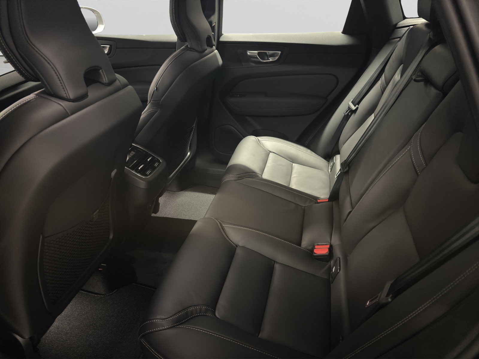 VOLVO XC60 2.0 B5 MH Ultra Bright AWD-image-4