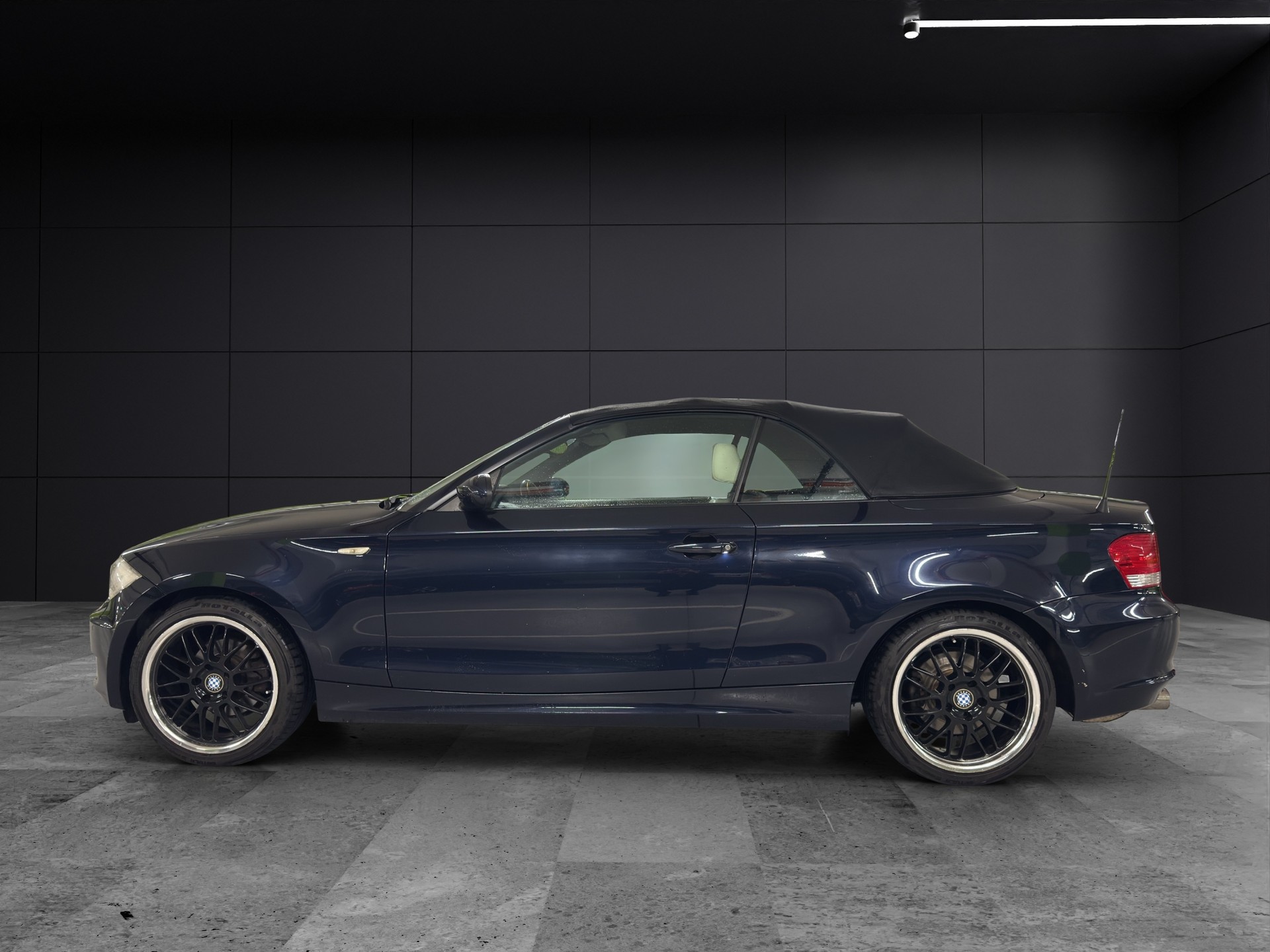 BMW 118i Cabrio-image-6