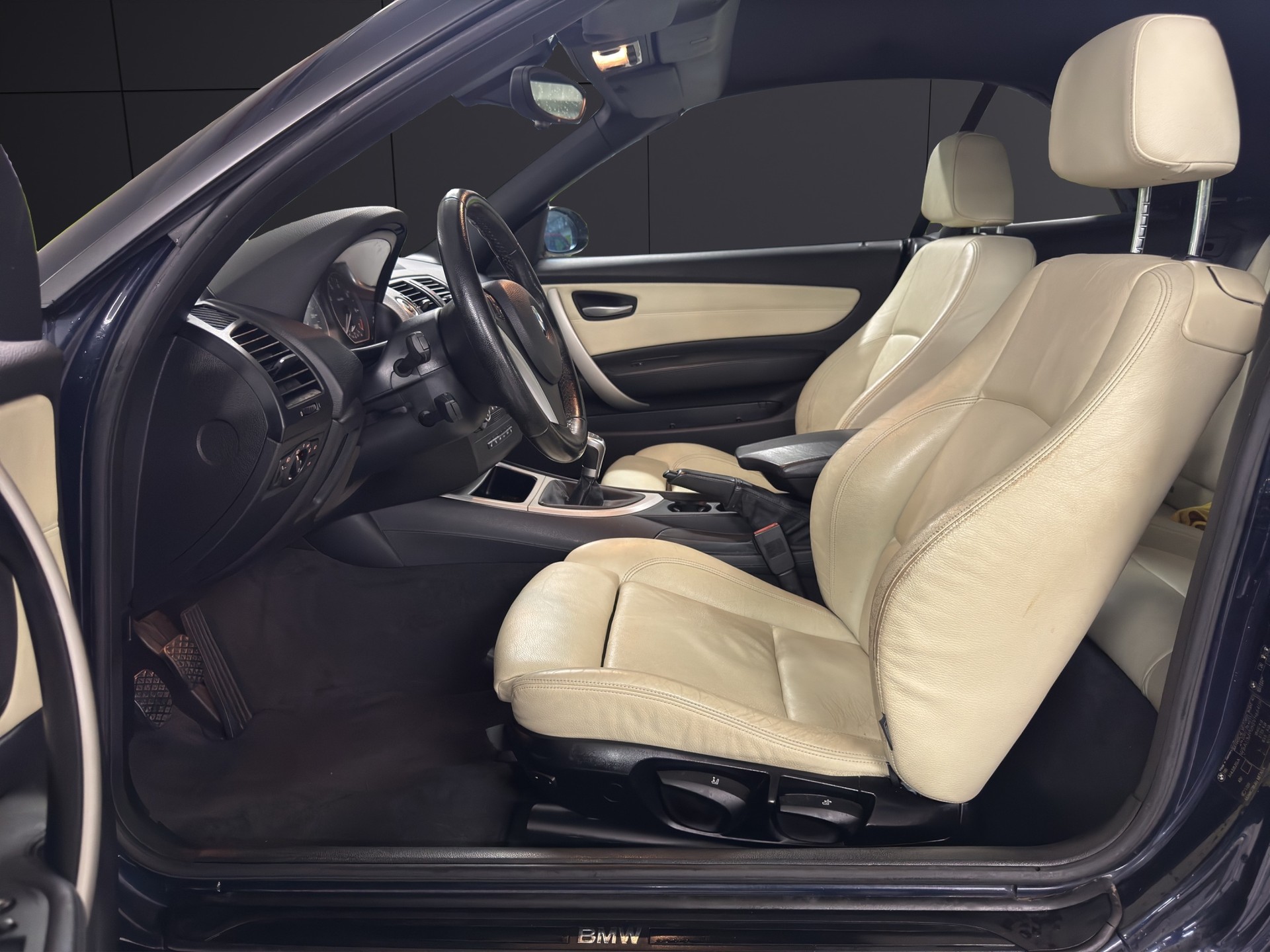 BMW 118i Cabrio-image-9