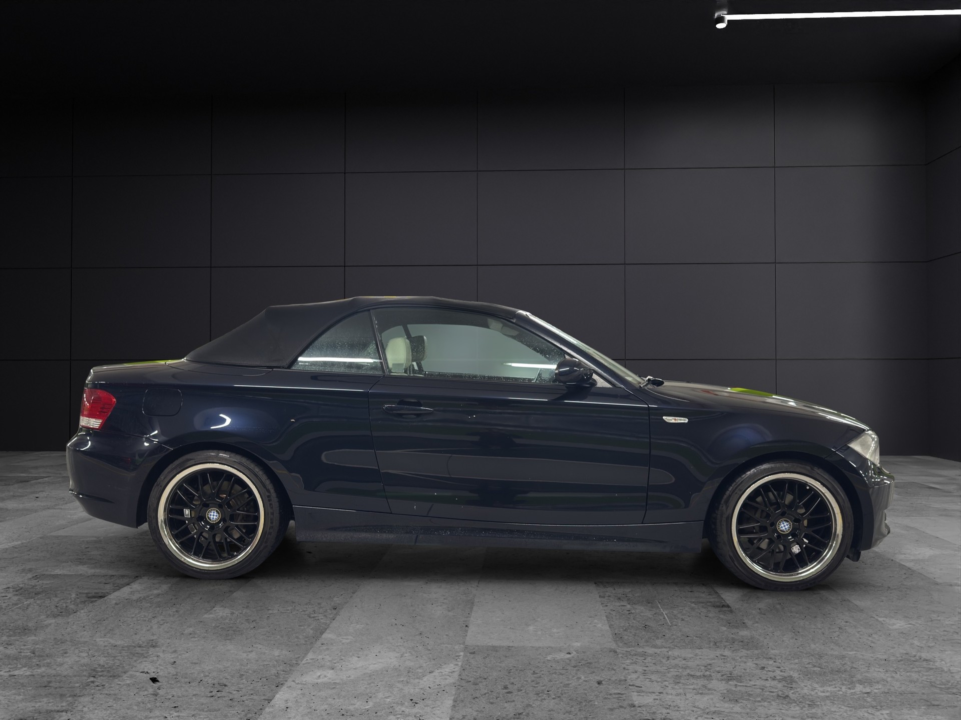 BMW 118i Cabrio-image-3