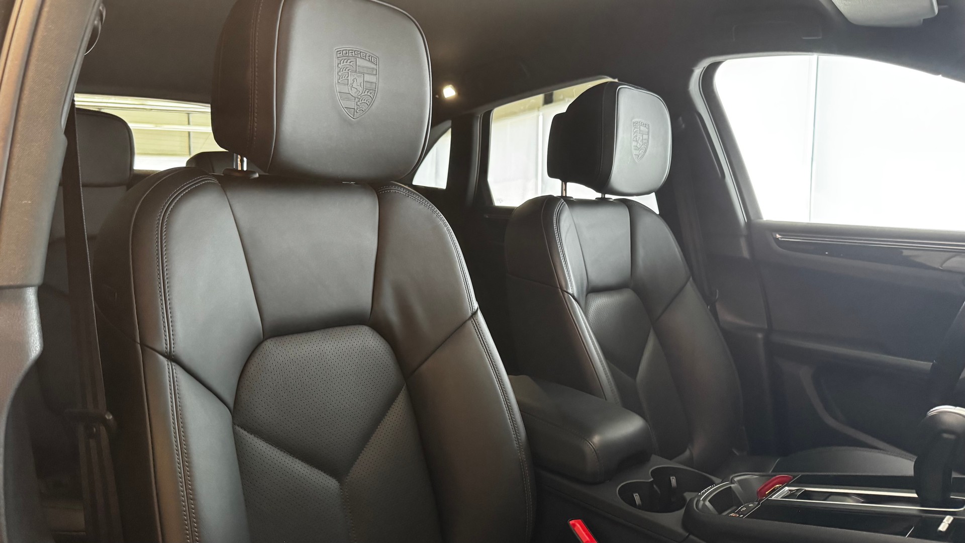 PORSCHE Macan 2.0 T-showroom-element-1
