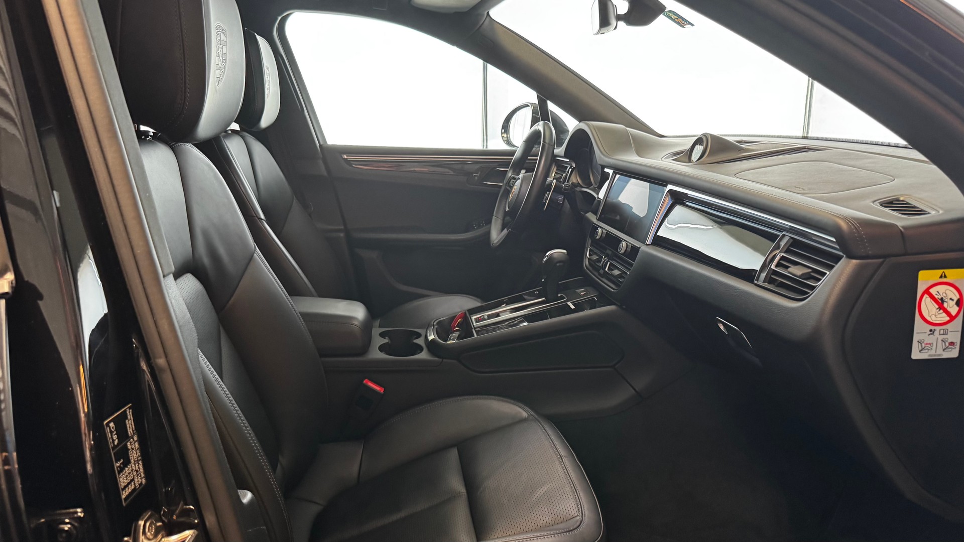 PORSCHE Macan 2.0 T-showroom-element-3