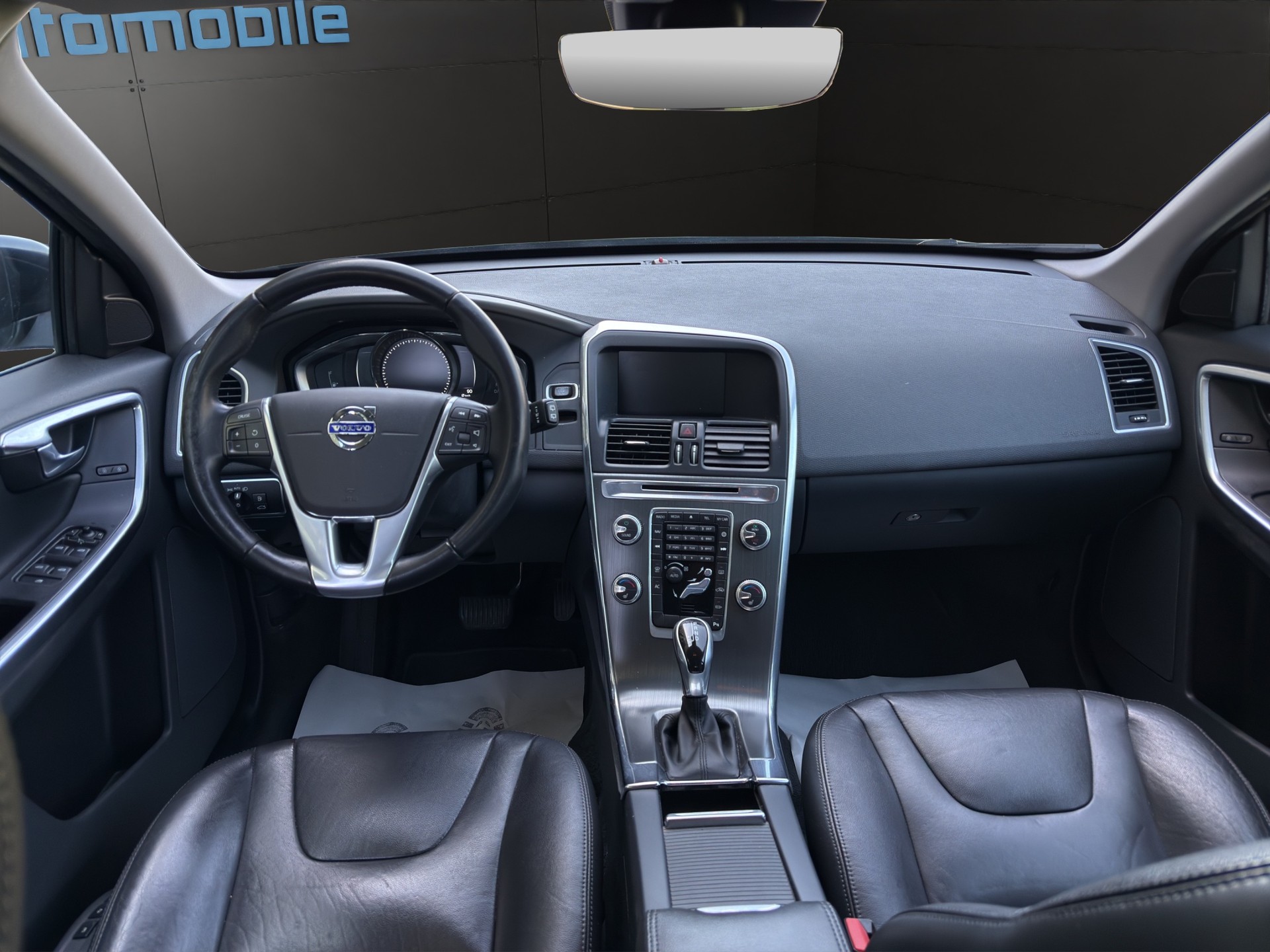 VOLVO XC60-image-2