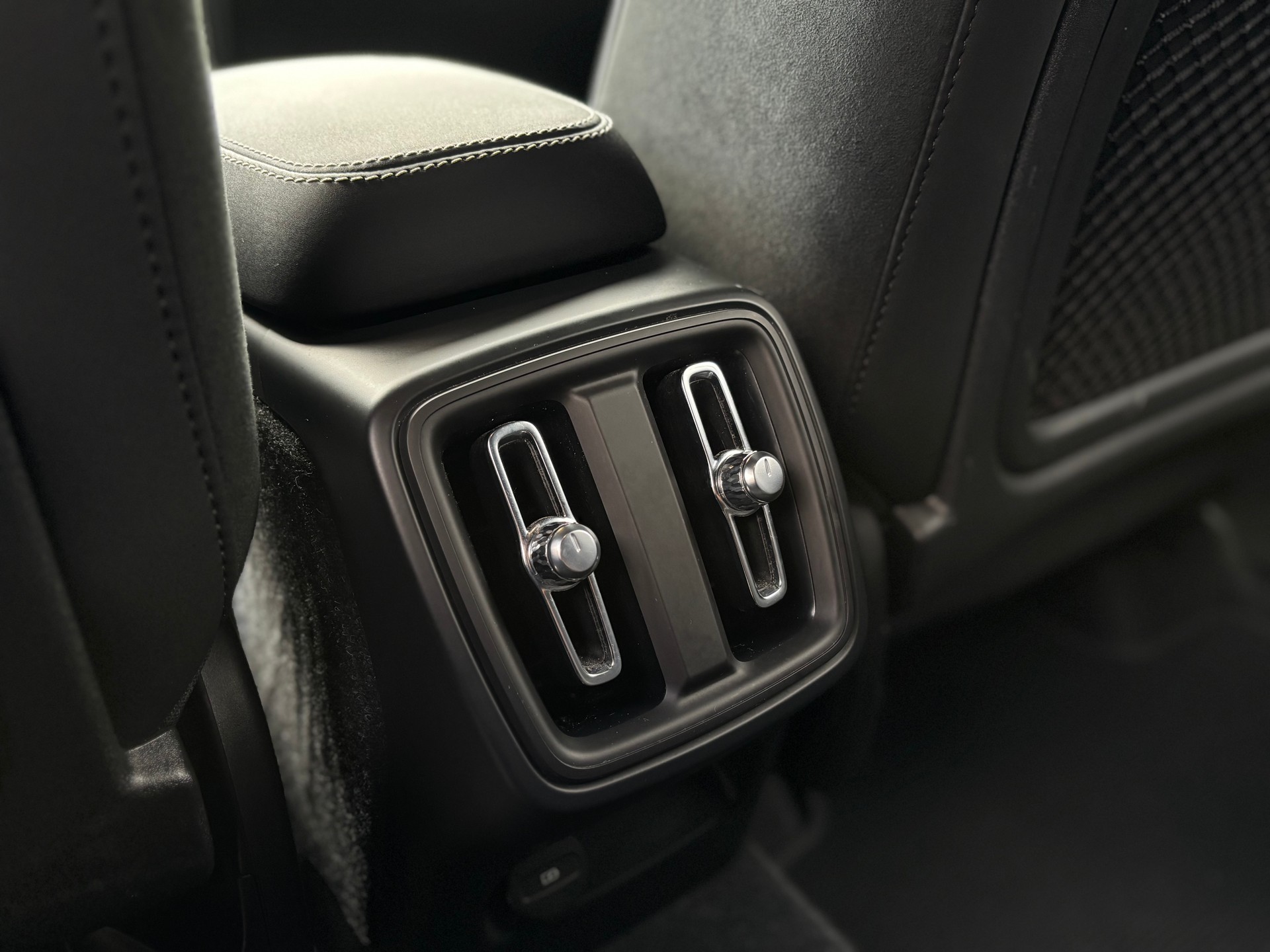 VOLVO XC40 2.0 B4 MH Plus Dark AWD-image-12
