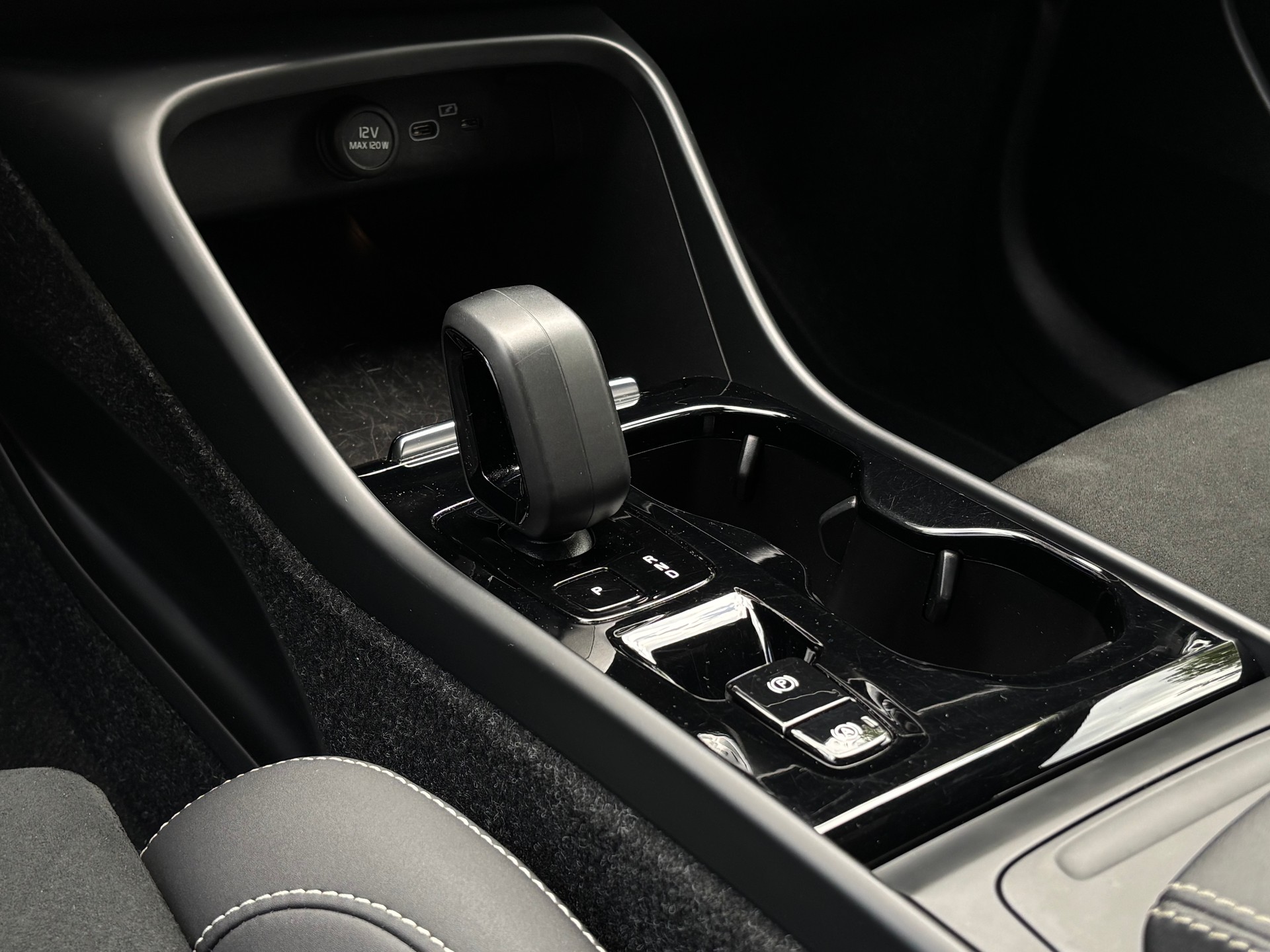 VOLVO XC40 2.0 B4 MH Plus Dark AWD-image-16