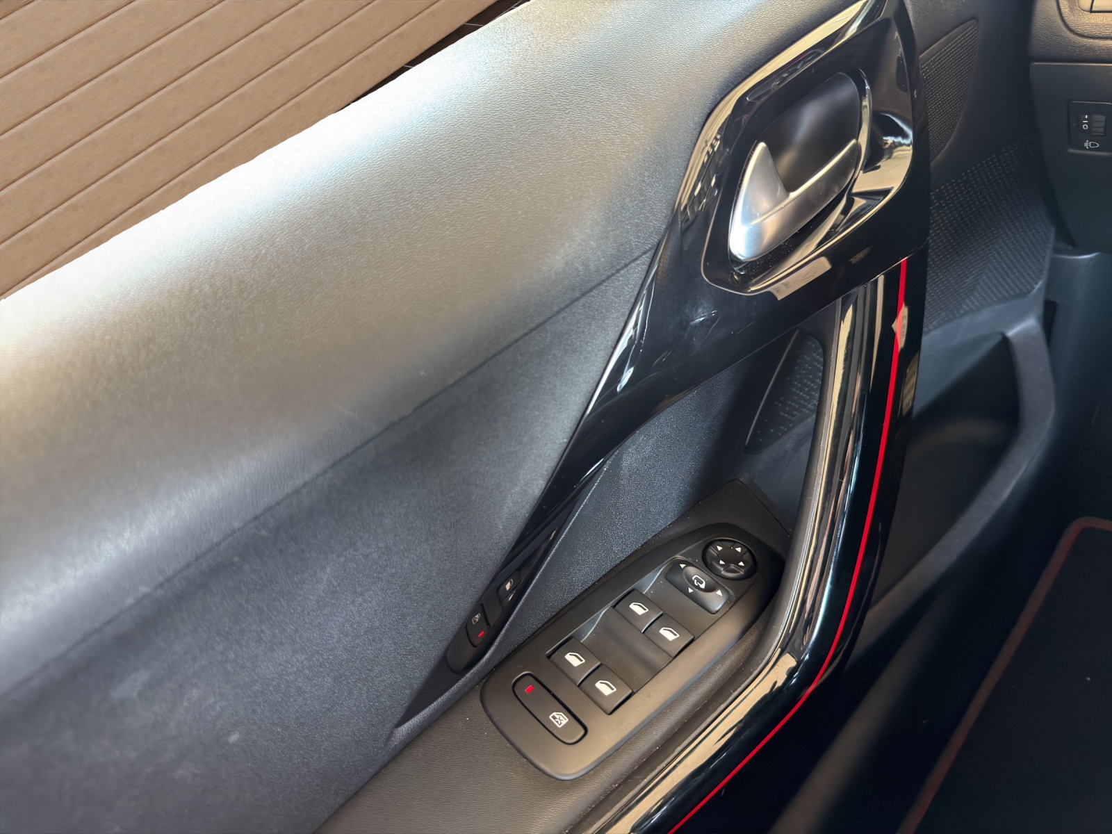 PEUGEOT 2008 1.2 PureTech GT Line-image-12