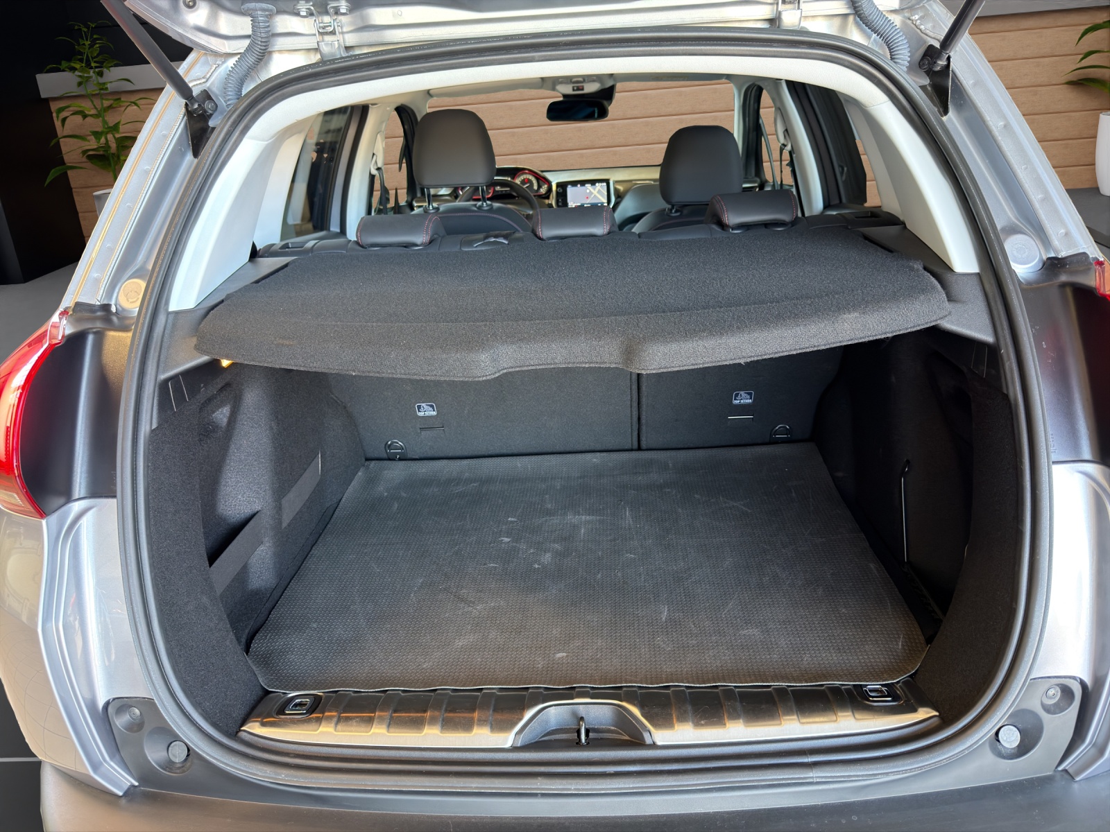 PEUGEOT 2008 1.2 PureTech GT Line-image-8