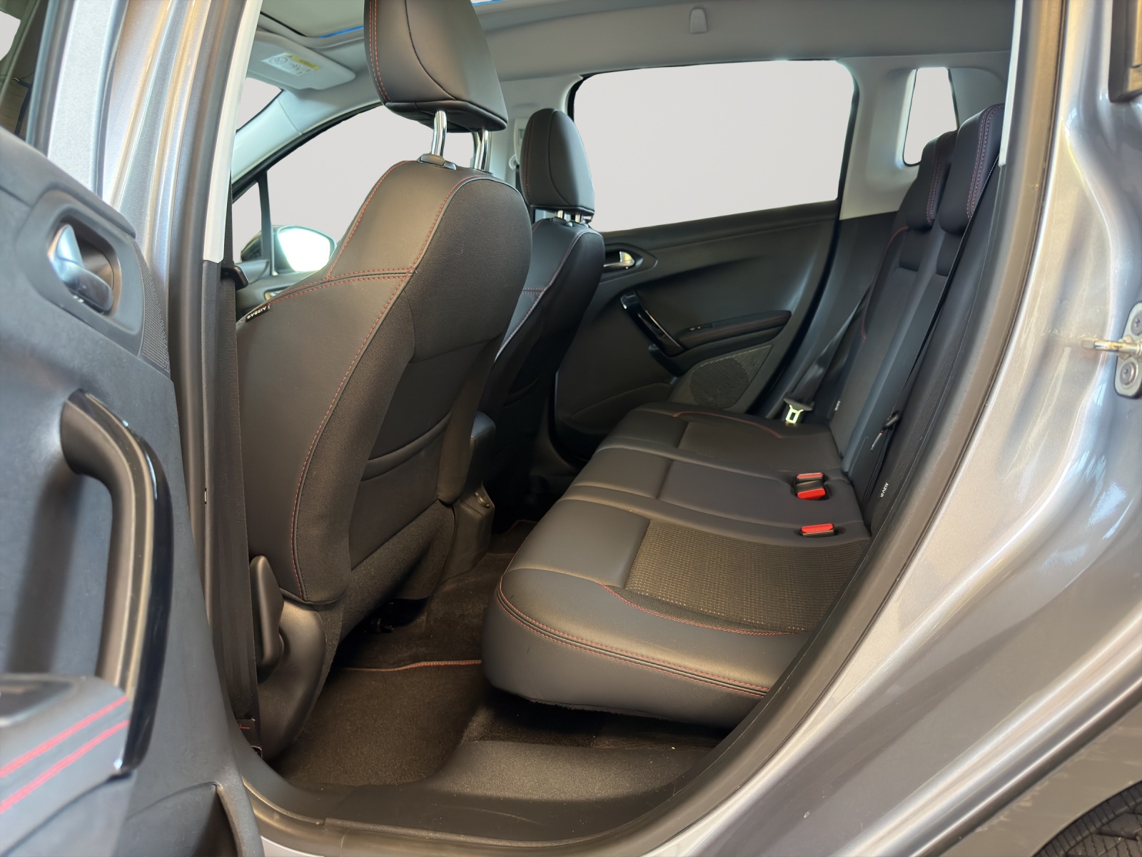 PEUGEOT 2008 1.2 PureTech GT Line-image-7