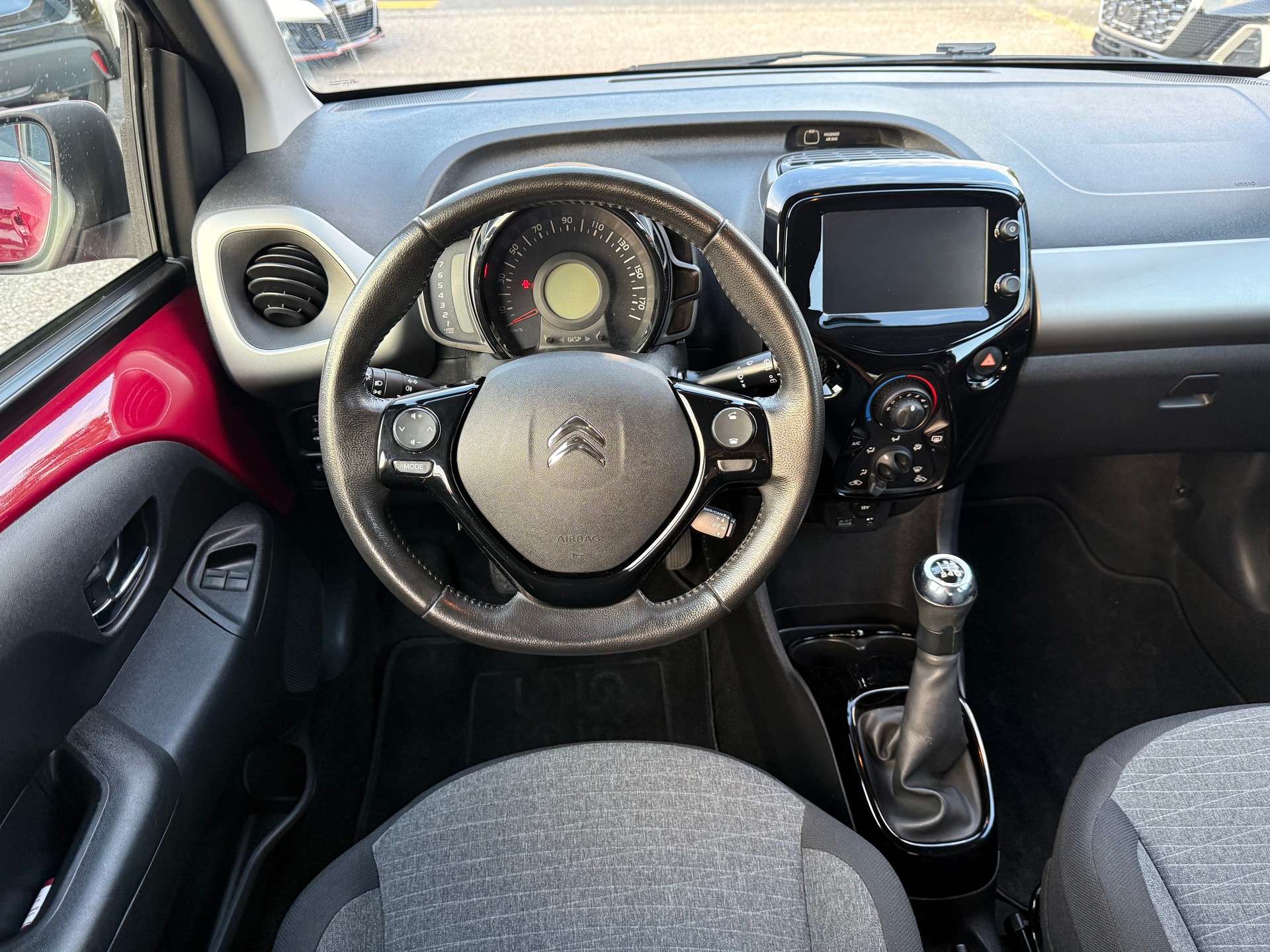 CITROEN C1 1.2 VTi Shine Airscape-image-8