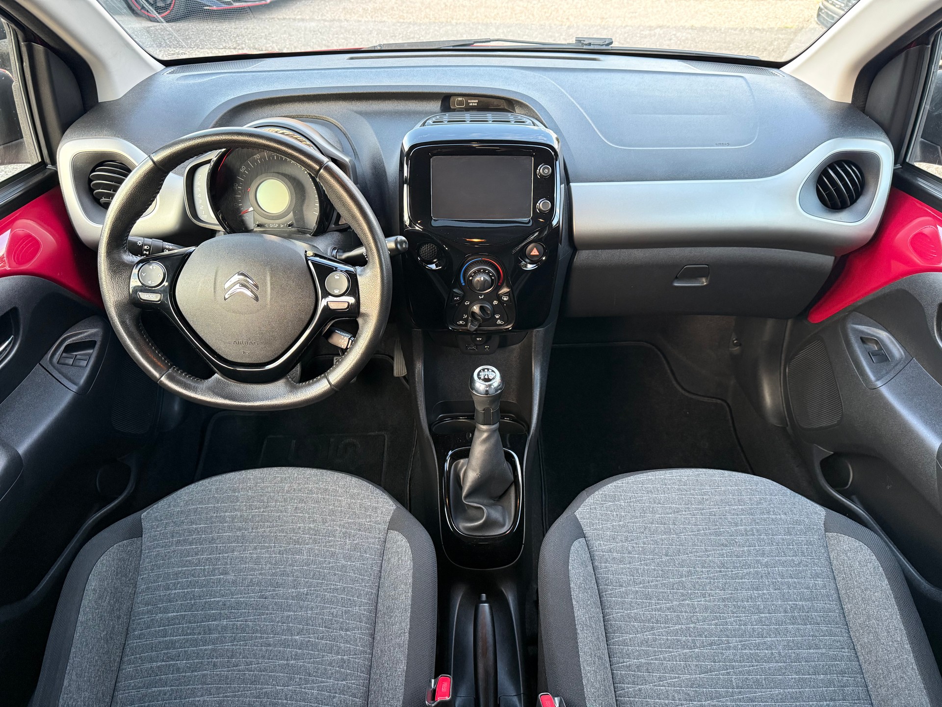 CITROEN C1 1.2 VTi Shine Airscape-image-9