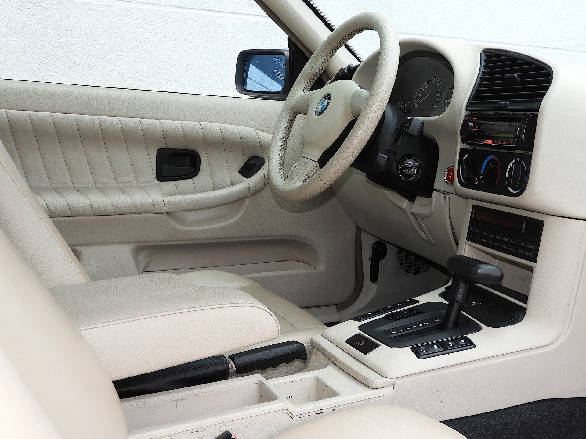 BMW 320i A Cabrio I CH Fahrzeug I Ab Platz I Dezent I Alle Dokumenten vorhanden-image-10