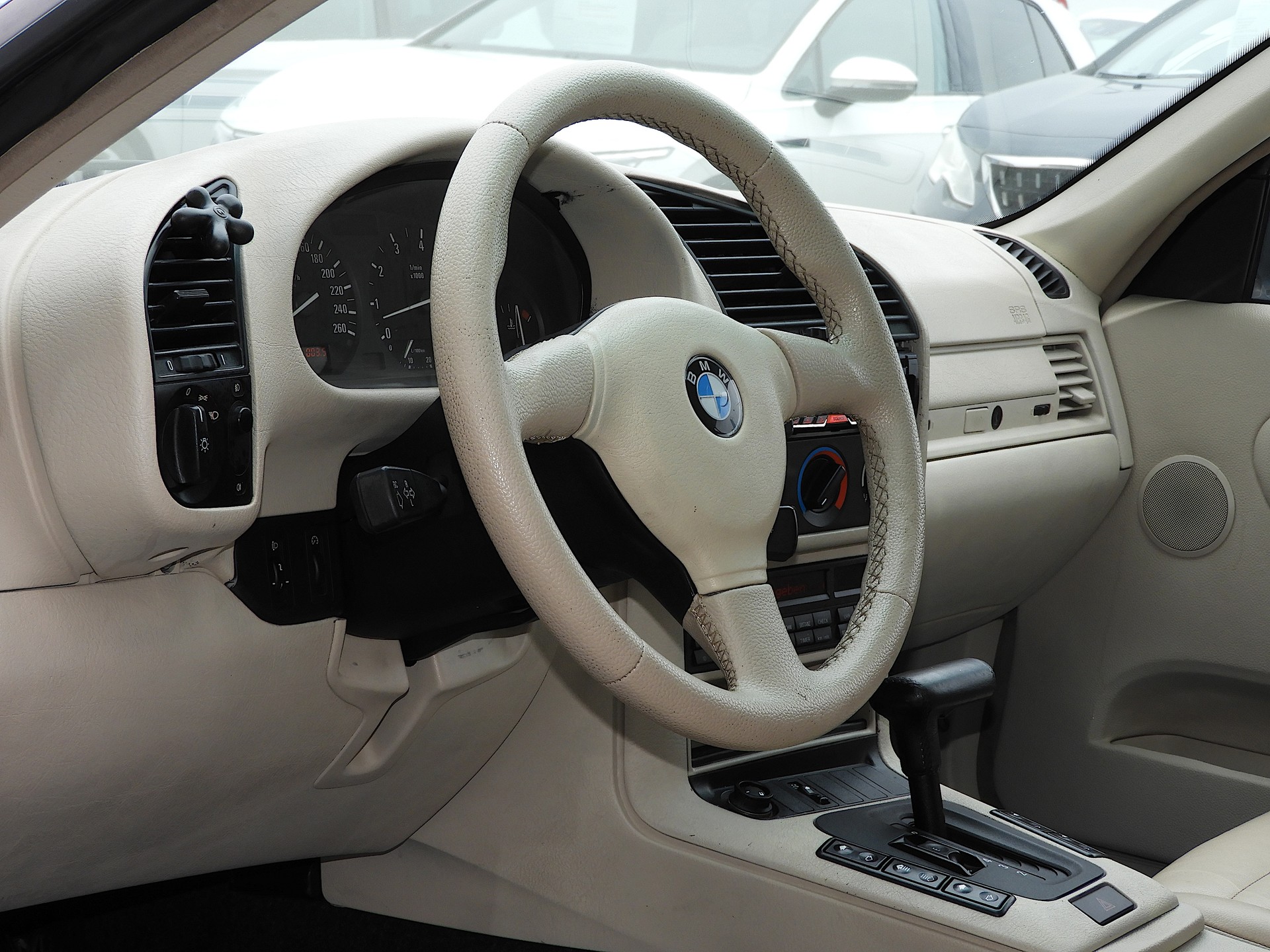 BMW 320i A Cabrio I CH Fahrzeug I Ab Platz I Dezent I Alle Dokumenten vorhanden-image-8