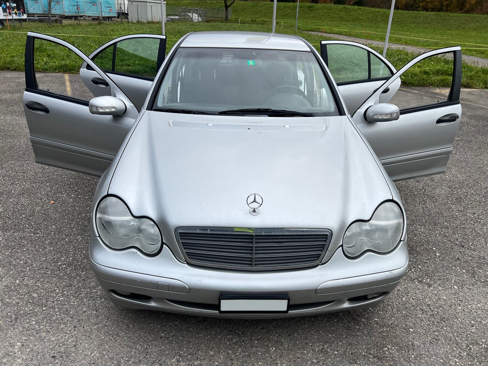 MERCEDES-BENZ C 180 Kompressor Classic. KM 159`000. 6 GANG SCHALTER. SERVICEGEPFLEGT. AB PLATZ 1800.--showroom-element-1