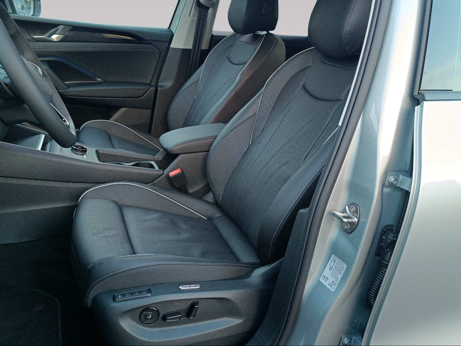 VW Tiguan Life UNITED / 2.0TSI 204PS / Allrad / Top Ausstattung-image-7