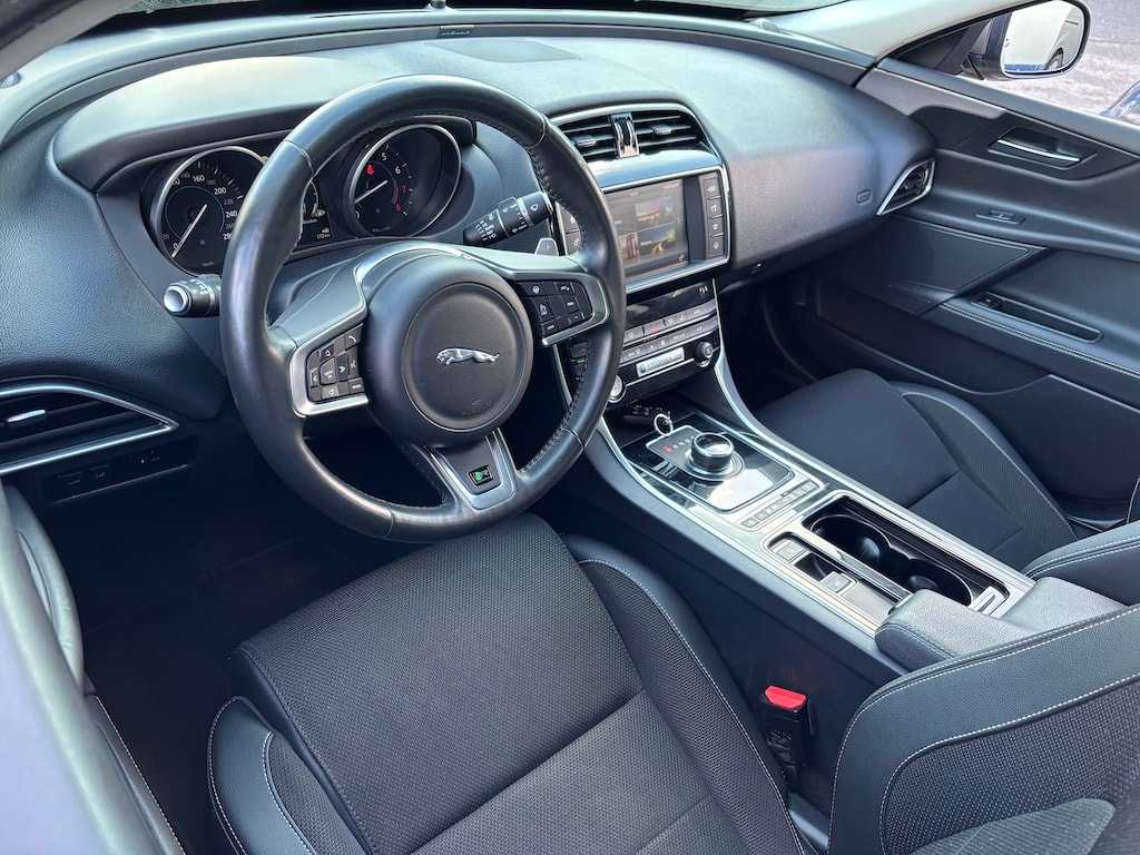 JAGUAR XE 20t 2.0 R-Sport Automatic-image-7
