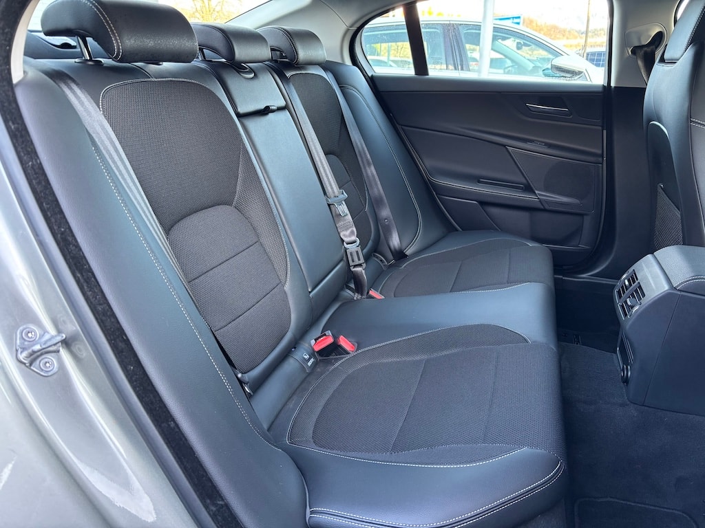 JAGUAR XE 20t 2.0 R-Sport Automatic-image-12
