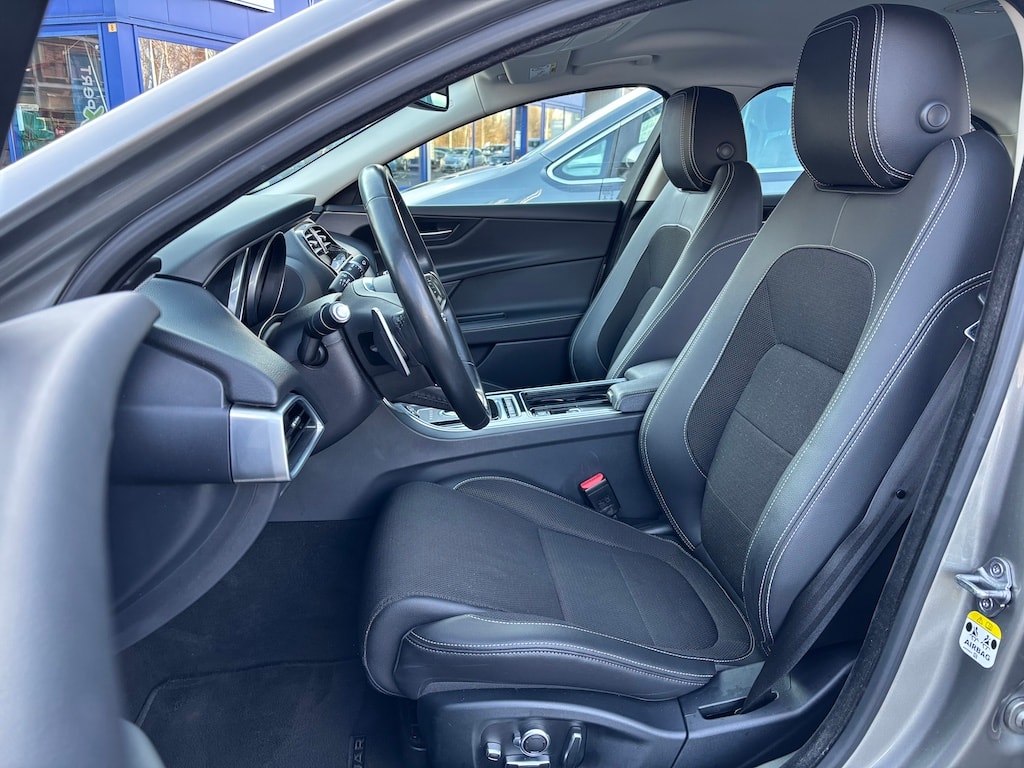 JAGUAR XE 20t 2.0 R-Sport Automatic-image-5