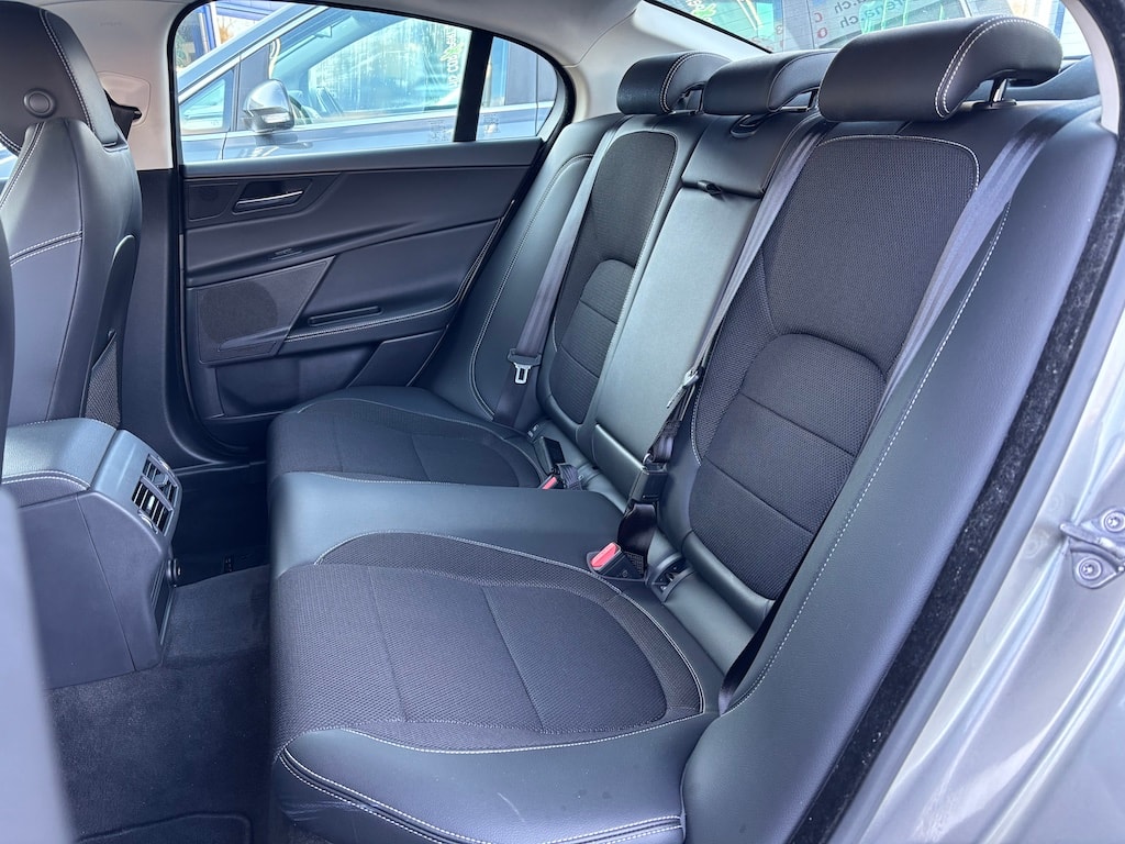 JAGUAR XE 20t 2.0 R-Sport Automatic-image-11