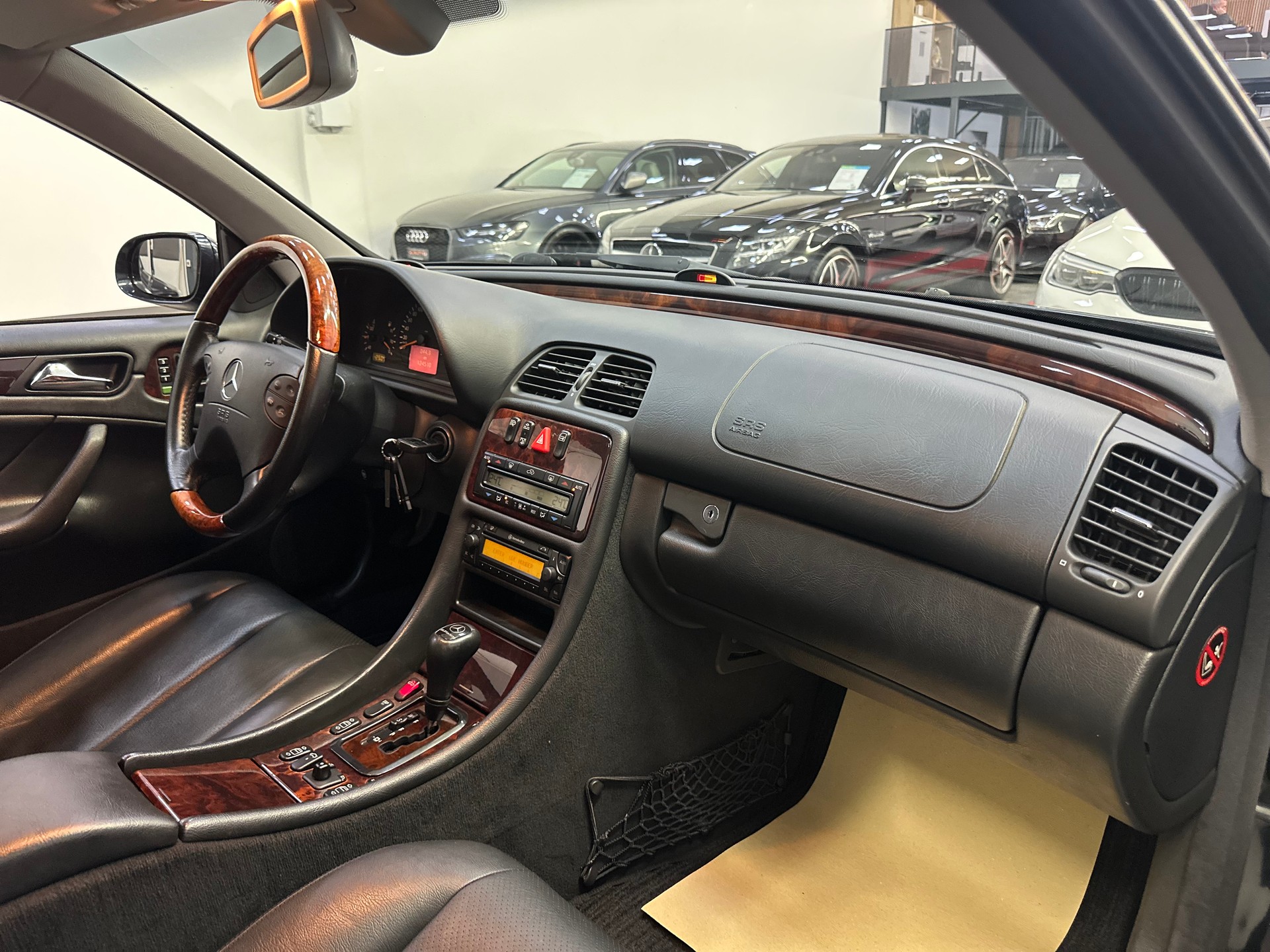 MERCEDES-BENZ CLK 320 Elégance Automatic-image-11