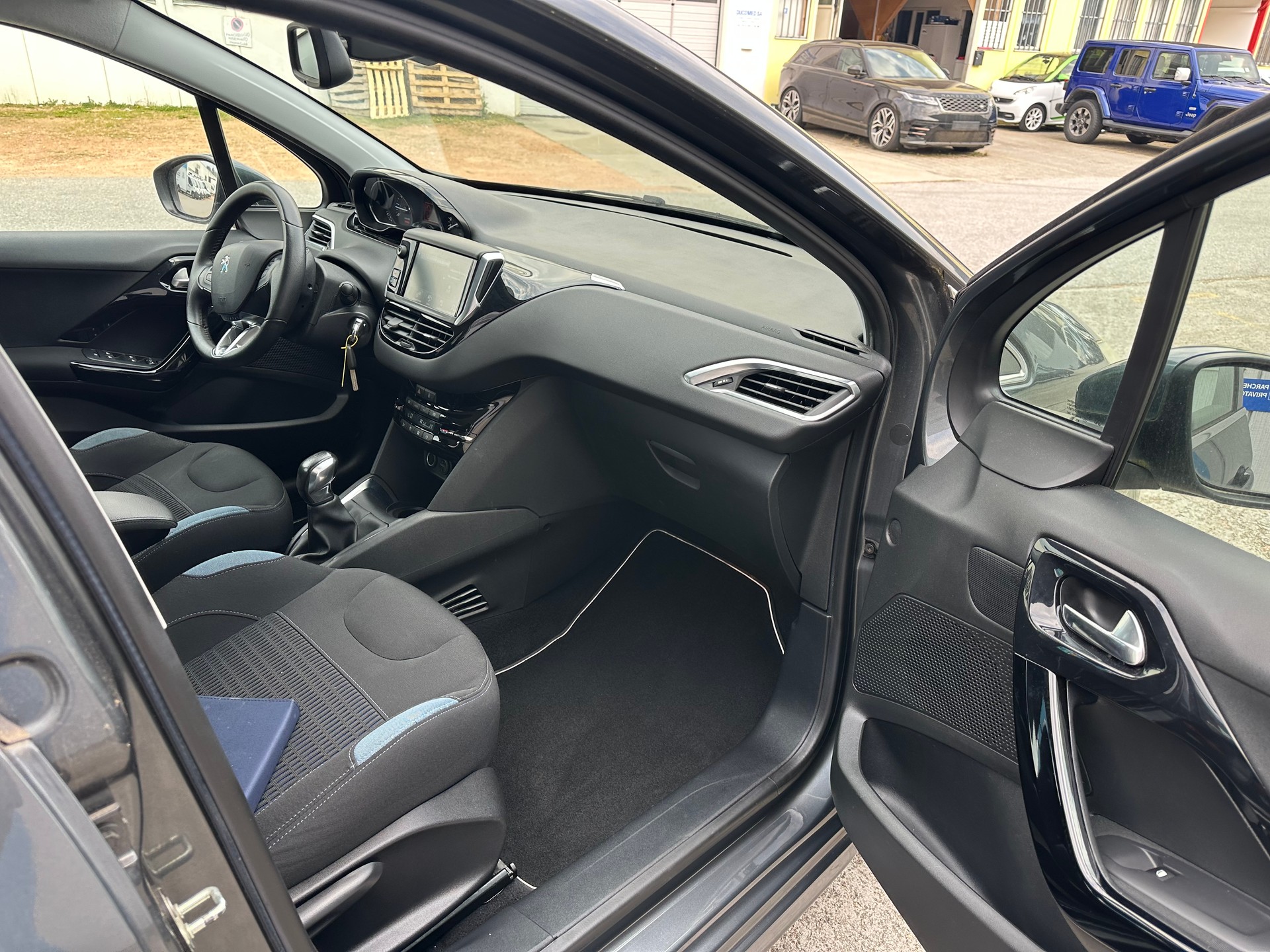 PEUGEOT 208 1.2 THP Allure-image-10