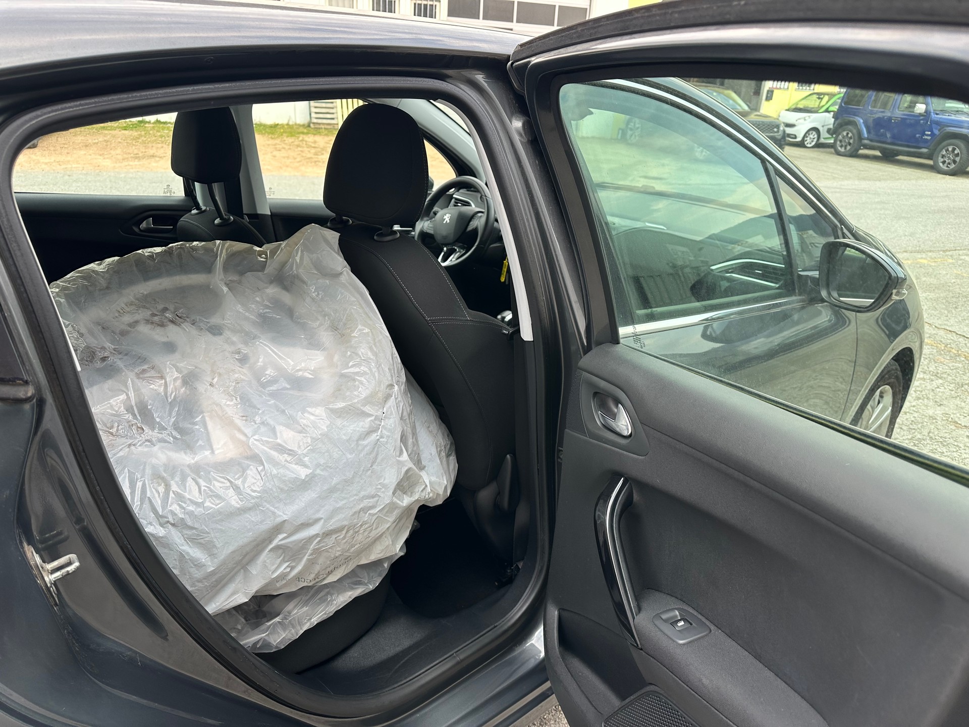 PEUGEOT 208 1.2 THP Allure-image-9