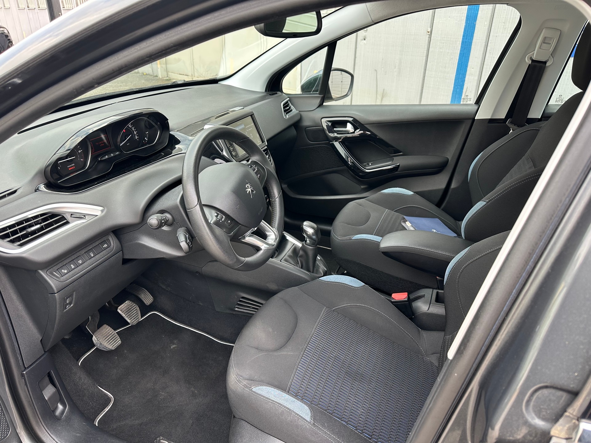 PEUGEOT 208 1.2 THP Allure-image-6