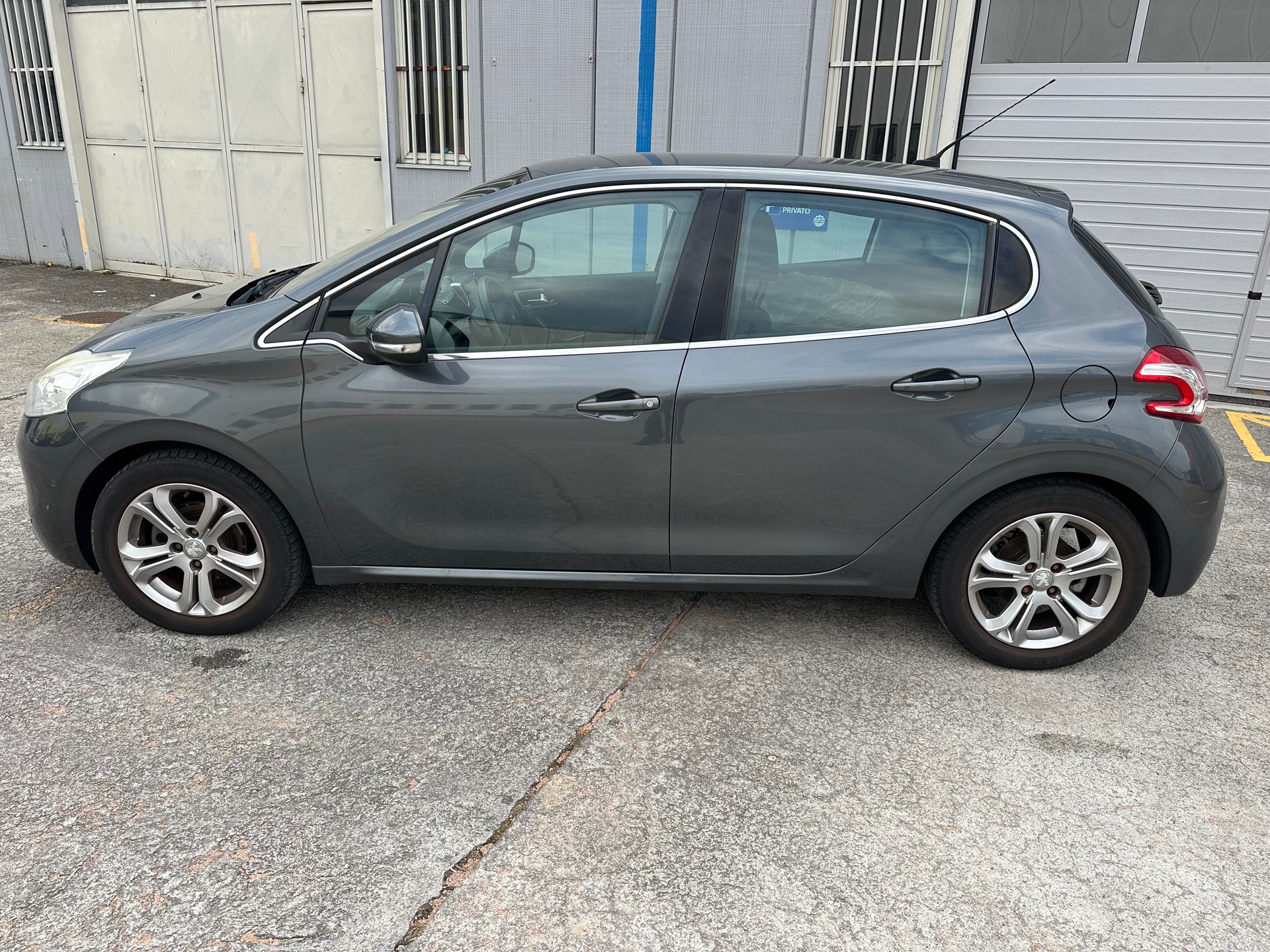 PEUGEOT 208 1.2 THP Allure-image-5