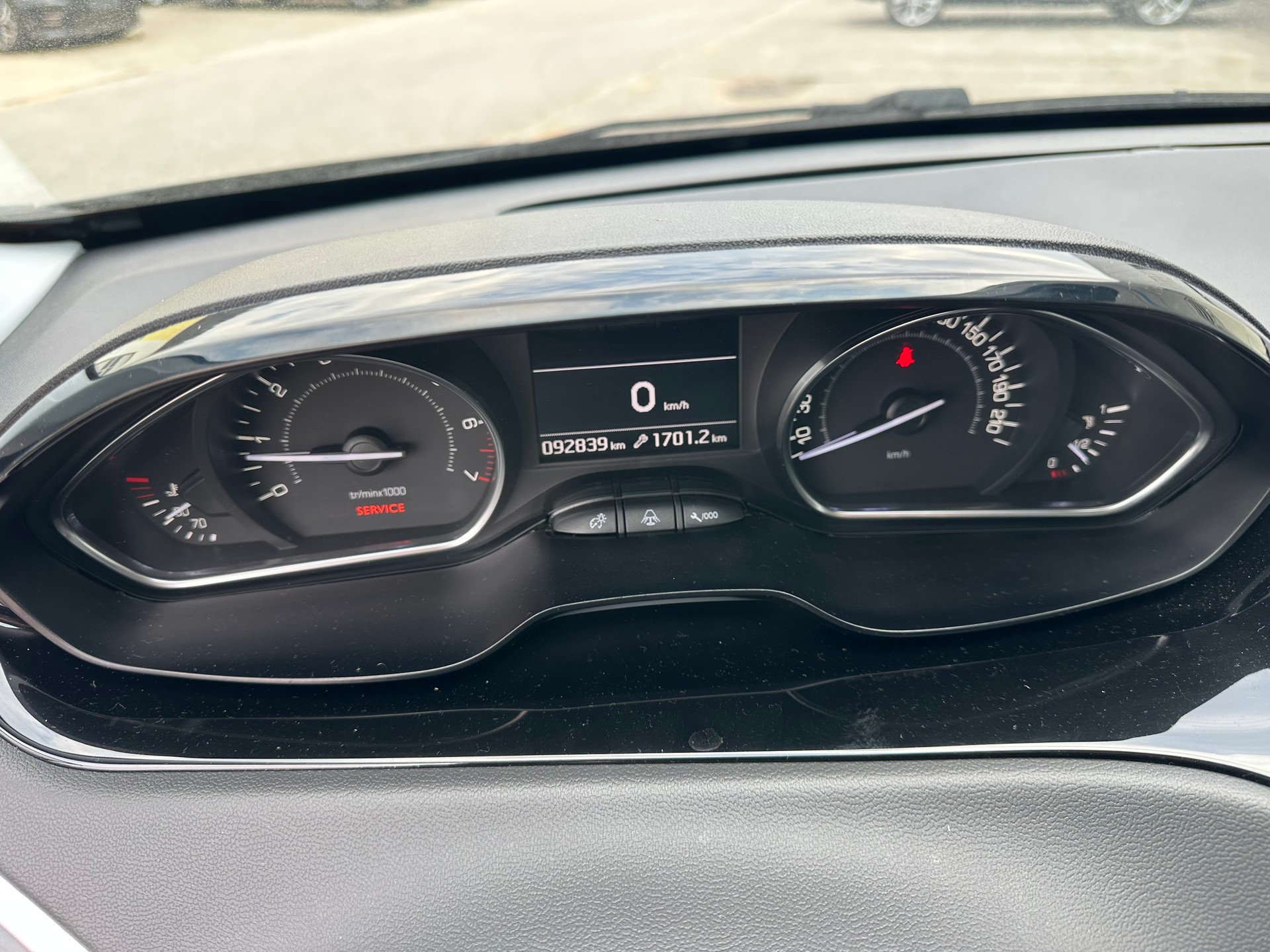 PEUGEOT 208 1.2 THP Allure-image-12