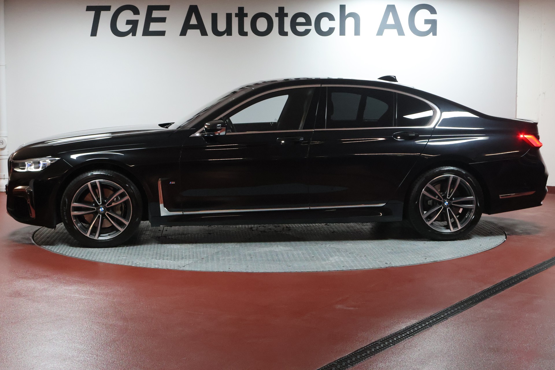 BMW 730d xDrive Steptronic-showroom-element-3