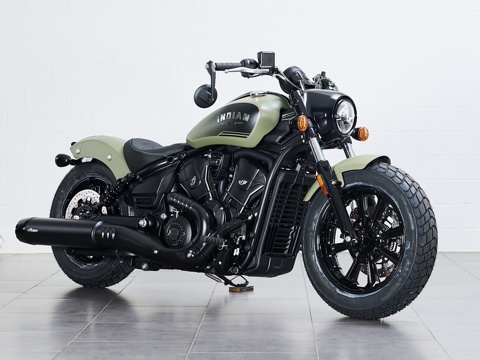 INDIAN Scout Bobber L+T-image-1