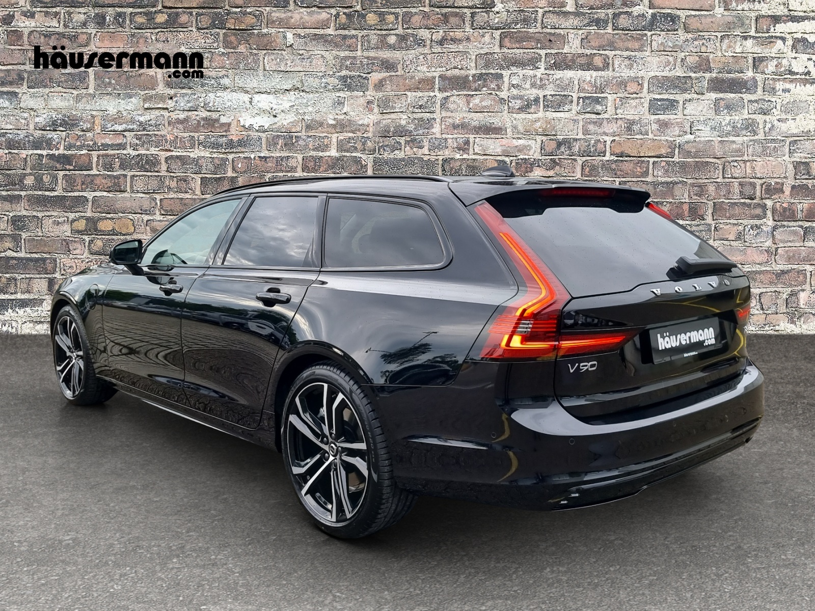 VOLVO V90 2.0 T8 TE eAWD XCLUSIVE Ultimate Dark-showroom-element-3