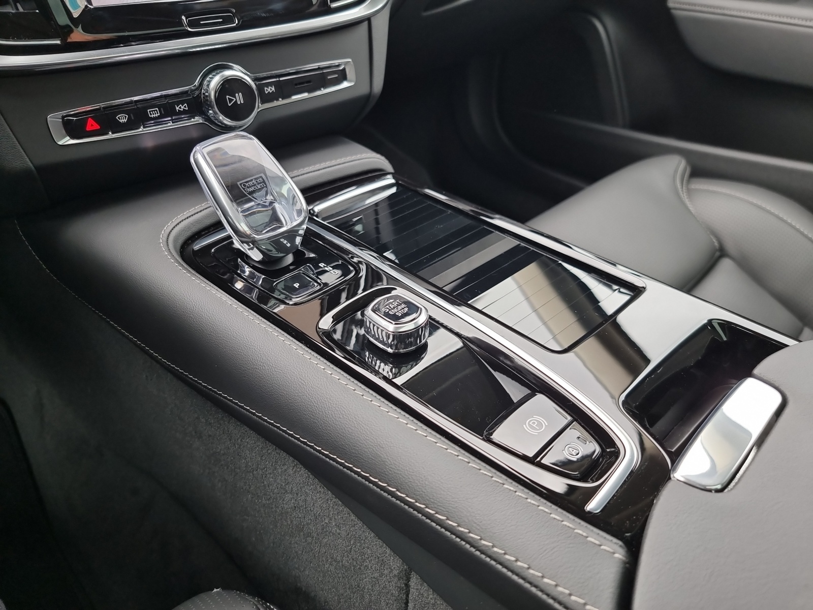 VOLVO V90 2.0 T8 TE eAWD XCLUSIVE Ultimate Dark-image-11
