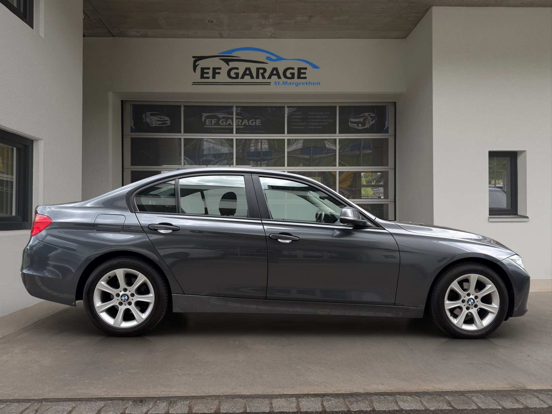 BMW 320i xDrive Modern Line Steptronic-showroom-element-3