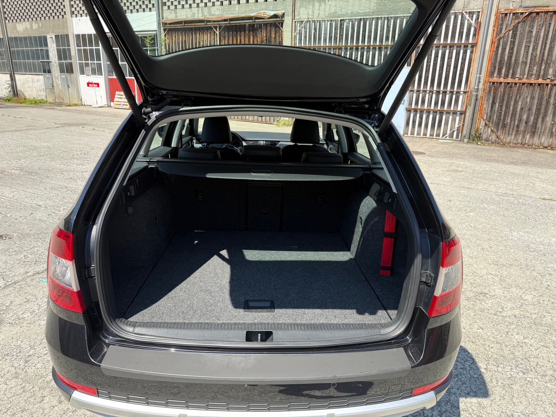 SKODA Octavia Combi 2.0 TDI Scout 4x4 DSG-image-13