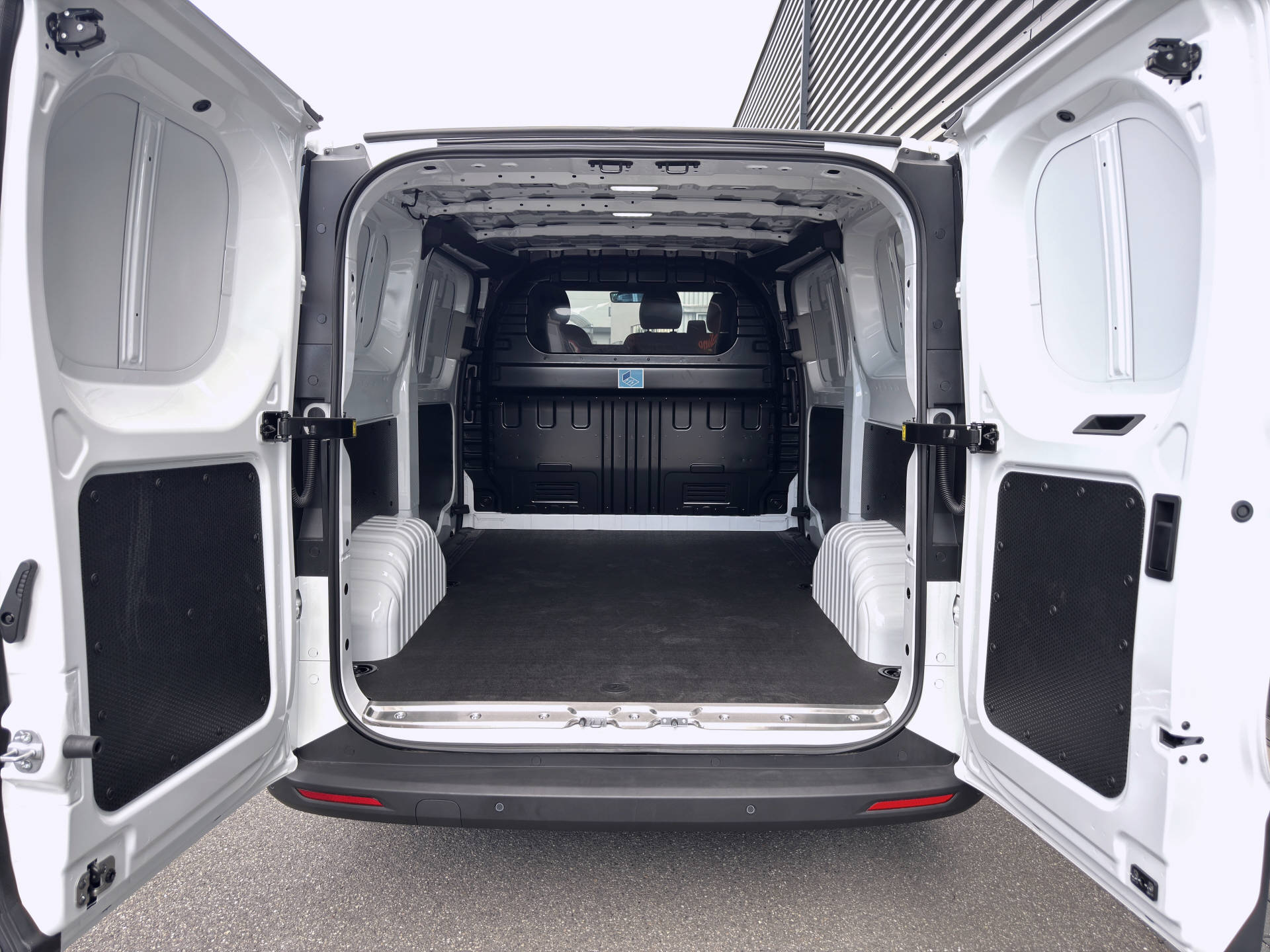 MAXUS Deliver 7 Kaw. L1H1 2.0 TD Base-image-7