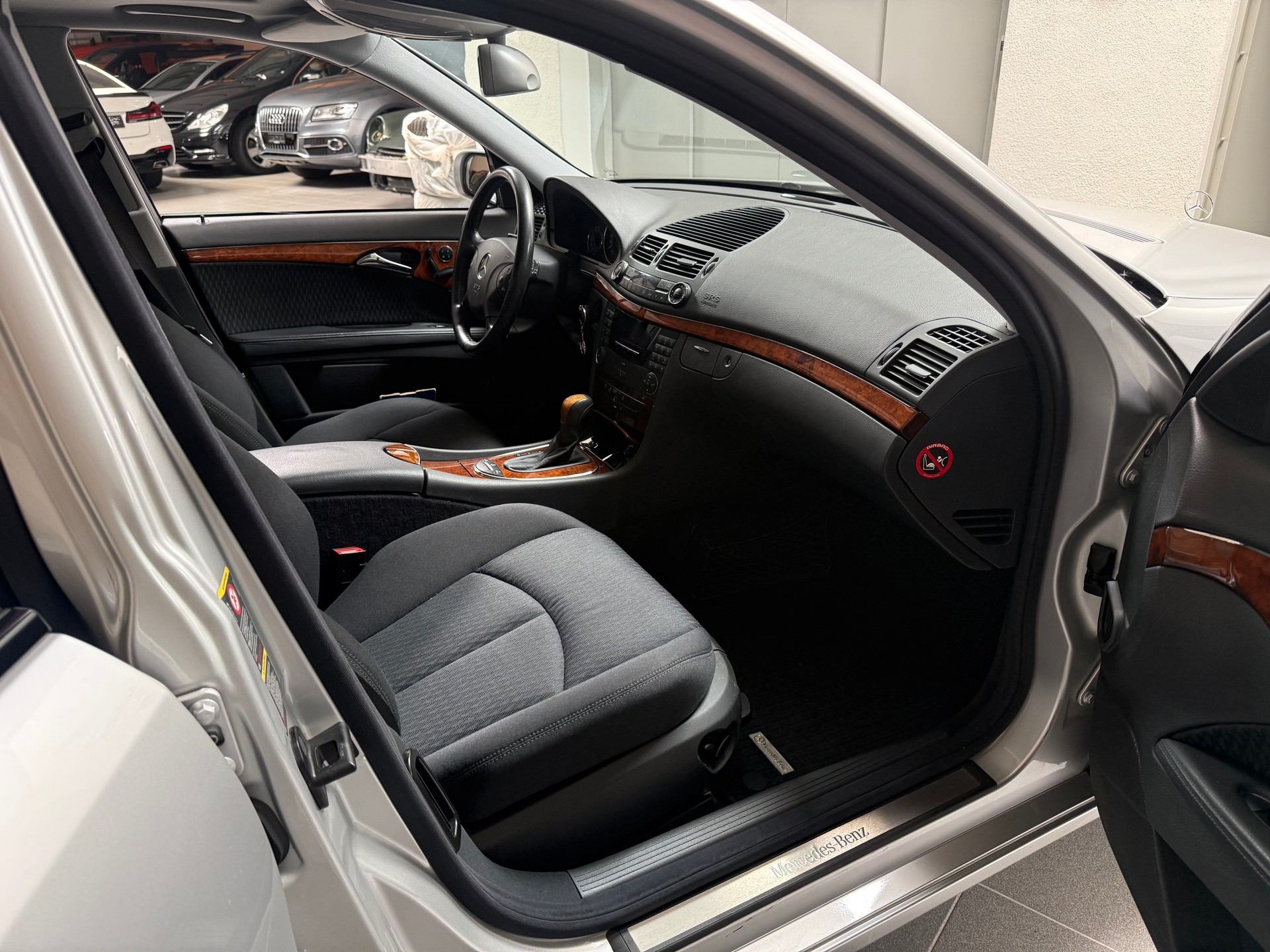 MERCEDES-BENZ E 320 Avantgarde Automatic-image-8