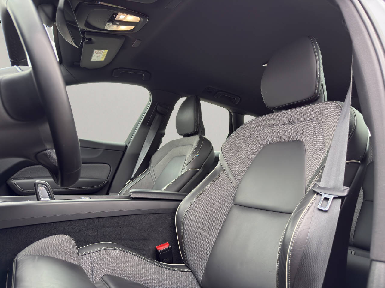 VOLVO XC60 2.0 B5 MH R-Design AWD-image-11